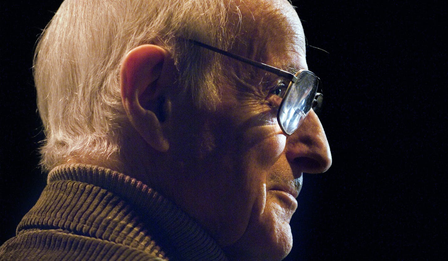 DAVID BREWSTER &#x221a;&#xd8; dbrewster@startribune.com Sunday_9/23/07_Minneapolis LEIGH KAMMAN TRIBUTE AT THE DAKOTA Leigh Kamman, on stage at the Dakota Jazz Club and Restaurant, gathered with many of his friends and listeners for an evening of music and remembering with friends like Lowell Pickett, Debbie Duncan, Percy Hughes, and others. ORG XMIT: MIN2014101815262434