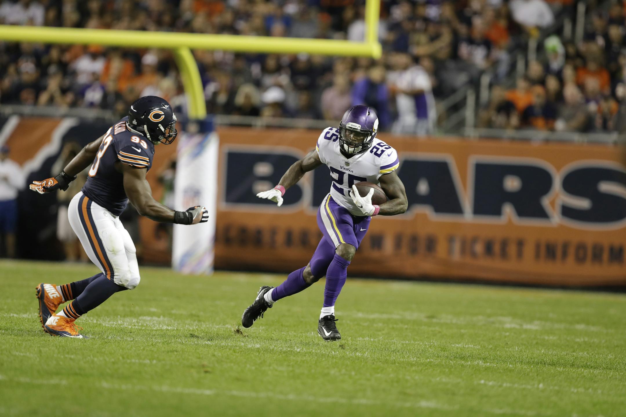 Minnesota Vikings running back Latavius Murray (25) rushes during the second half of an NFL football game, Monday, Oct. 9, 2017, in Chicago. (AP Photo/Darron Cummings)