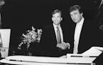 Real estate mogul Donald Trump, right, shakes hands with Texas Air Corp. Chairman Frank Lorenzo during a joint news conference on Wednesday, Oct. 13, 