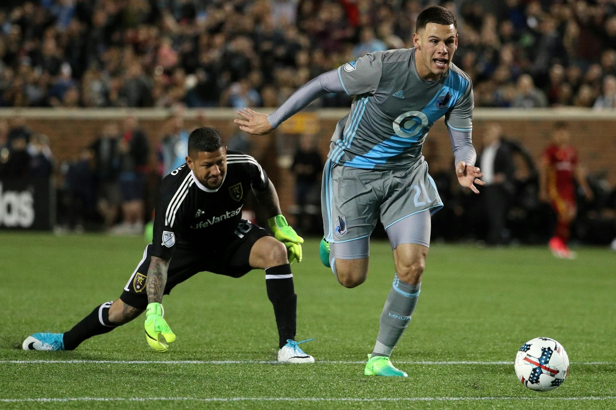 Minnesota United forward Christian Ramirez (21) took the ball from Real Salt Lake goalkeeper Nick Rimando (18) to score in the second half.