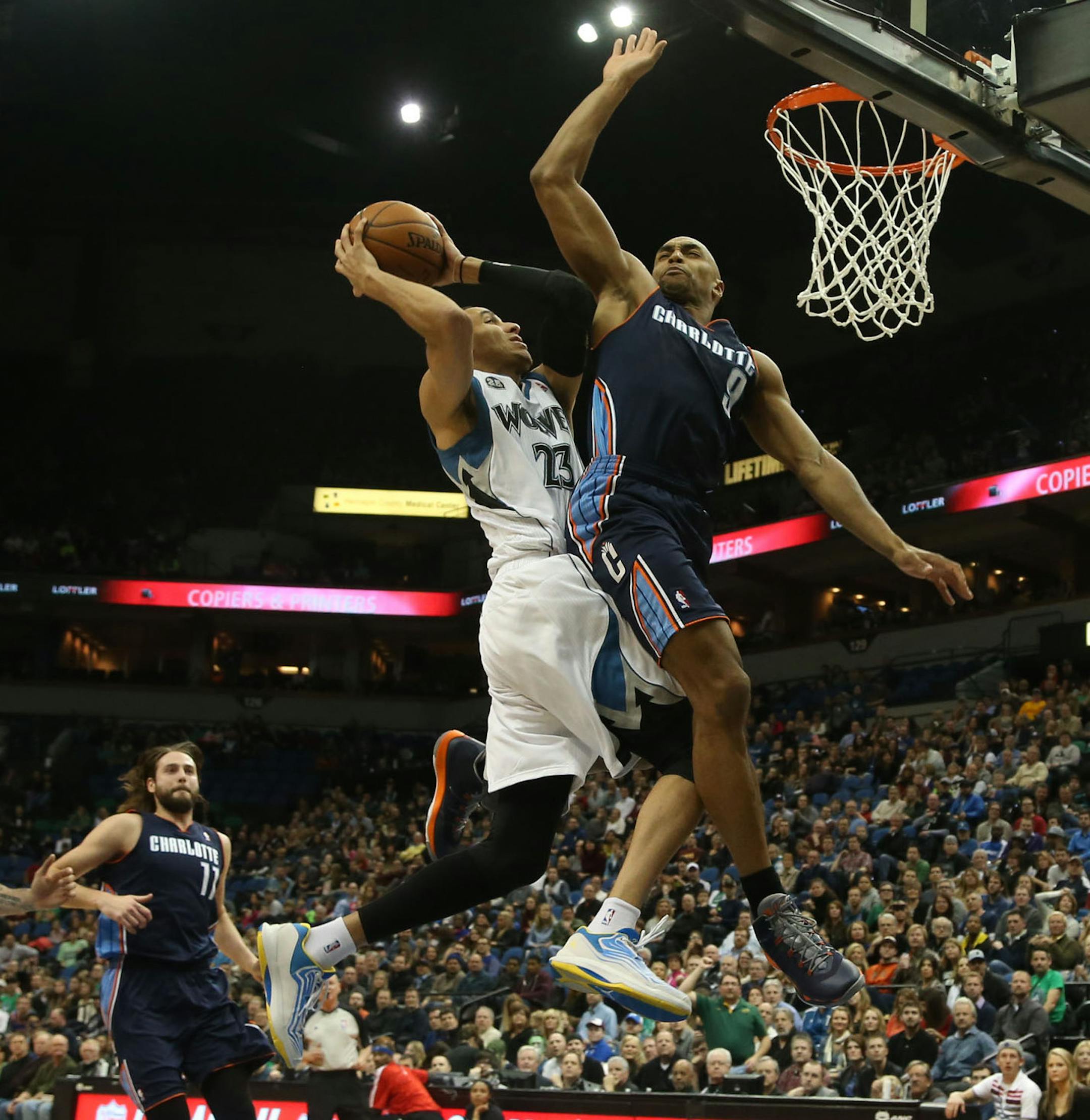 Wolves Kevin Martin attempt a layup with Charlotte's Gerald Henderson defending during the first half at Target Center in Minneapolis Friday, January 10, 2014. ] (KYNDELL HARKNESS/STAR TRIBUNE) kyndell.harkness@startribune.com