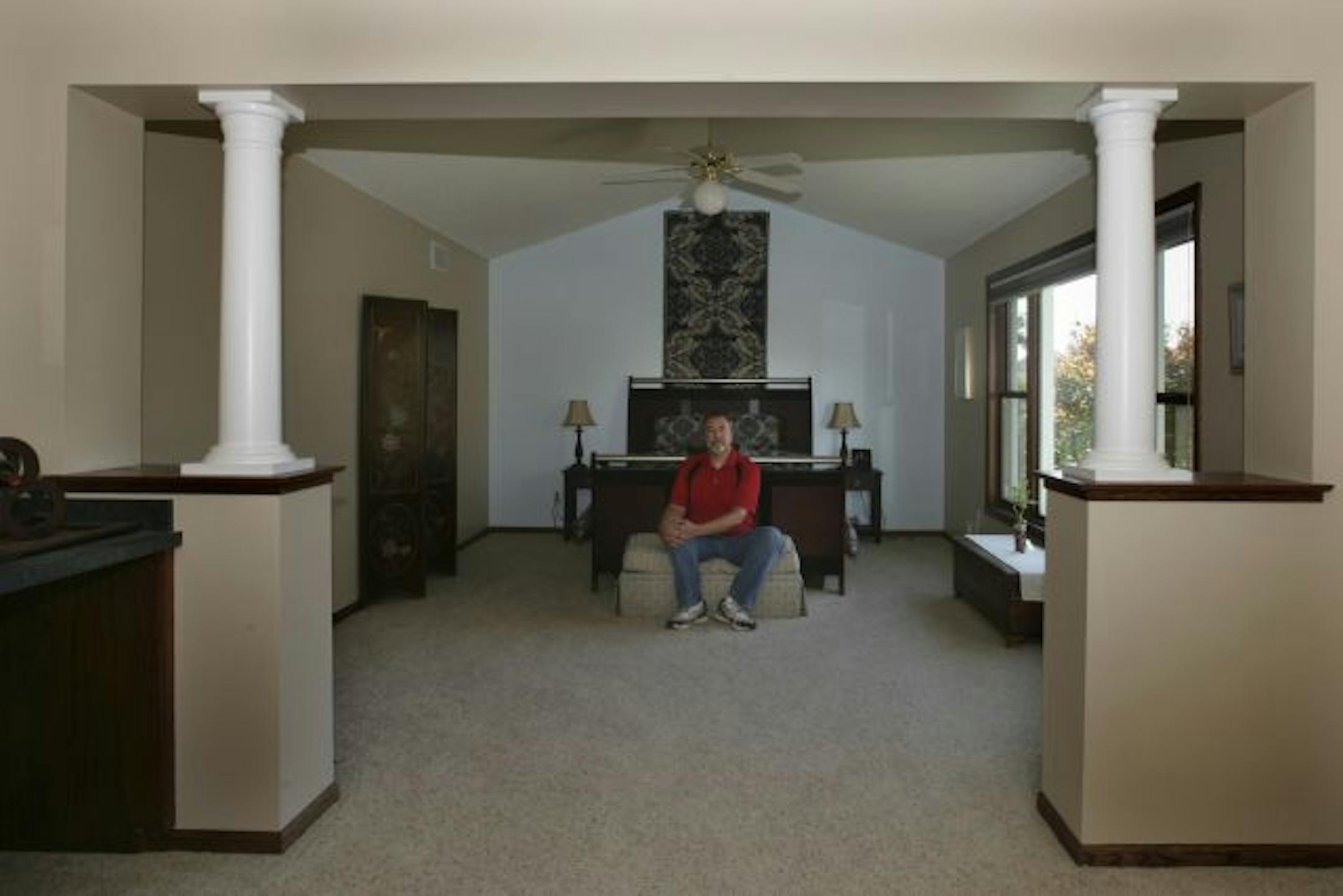 jMark Linde sat in the master bedroom of his Apple Valley home. He built the five-bedroom house in 1995 when he had four young children. Now an empty-nester, he wants to downsize but has been unable to sell his house after almost 21/2 years on the market.