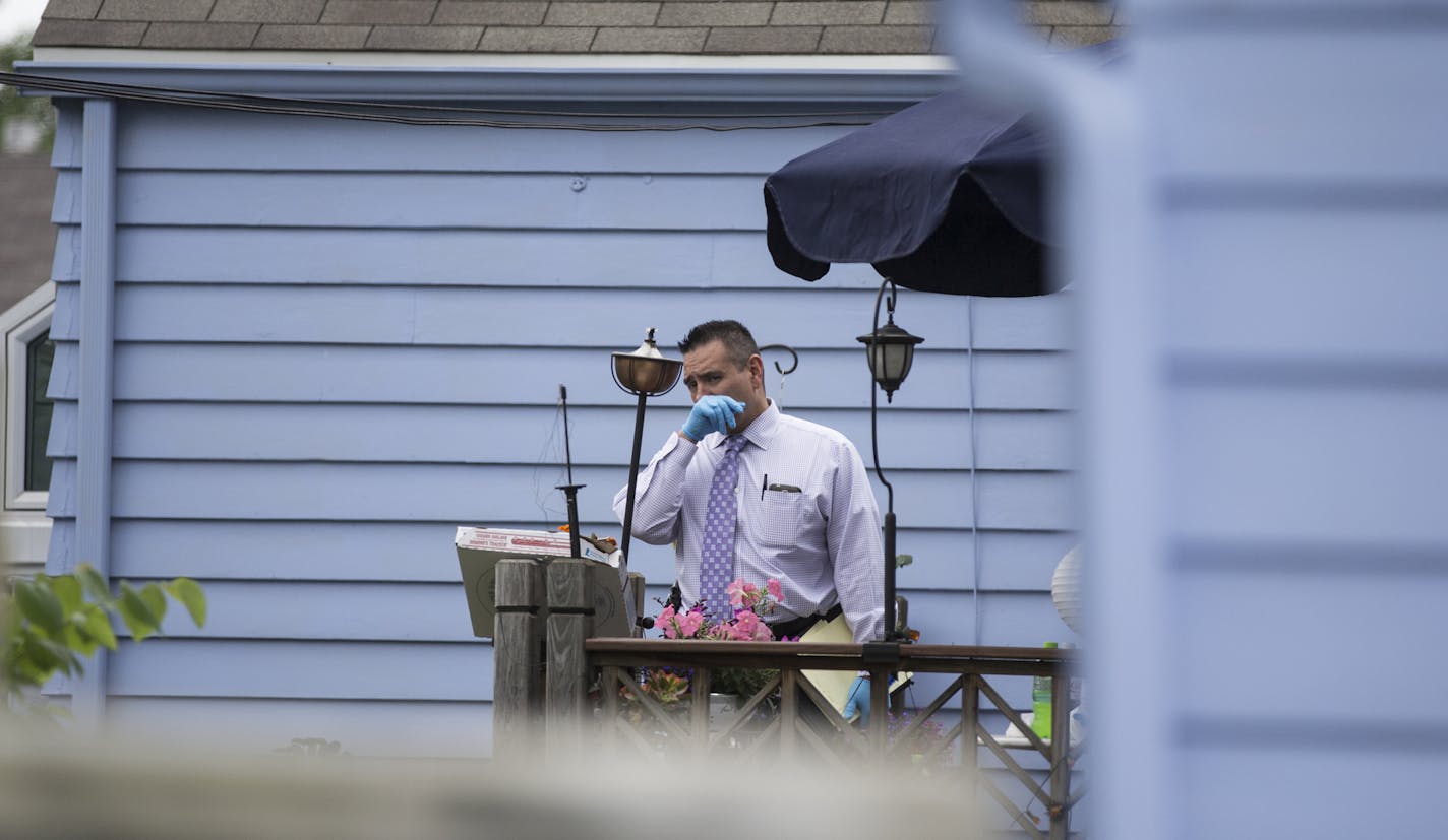 Minneapolis Police investigate the site of a possible home invasion and homicide at 5120 DuPont Avenue North in Minneapolis on Thursday, July 16, 2015. ] LEILA NAVIDI leila.navidi@startribune.com /