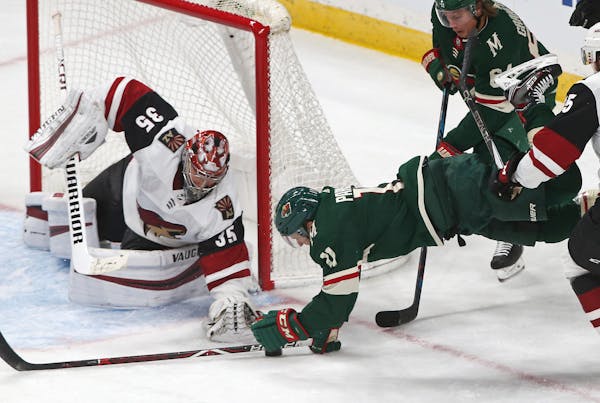 The Wild's Zach Parise pestered Arizona goaltender Darcy Kuemper during the team's 2-1 home victory on Tuesday.