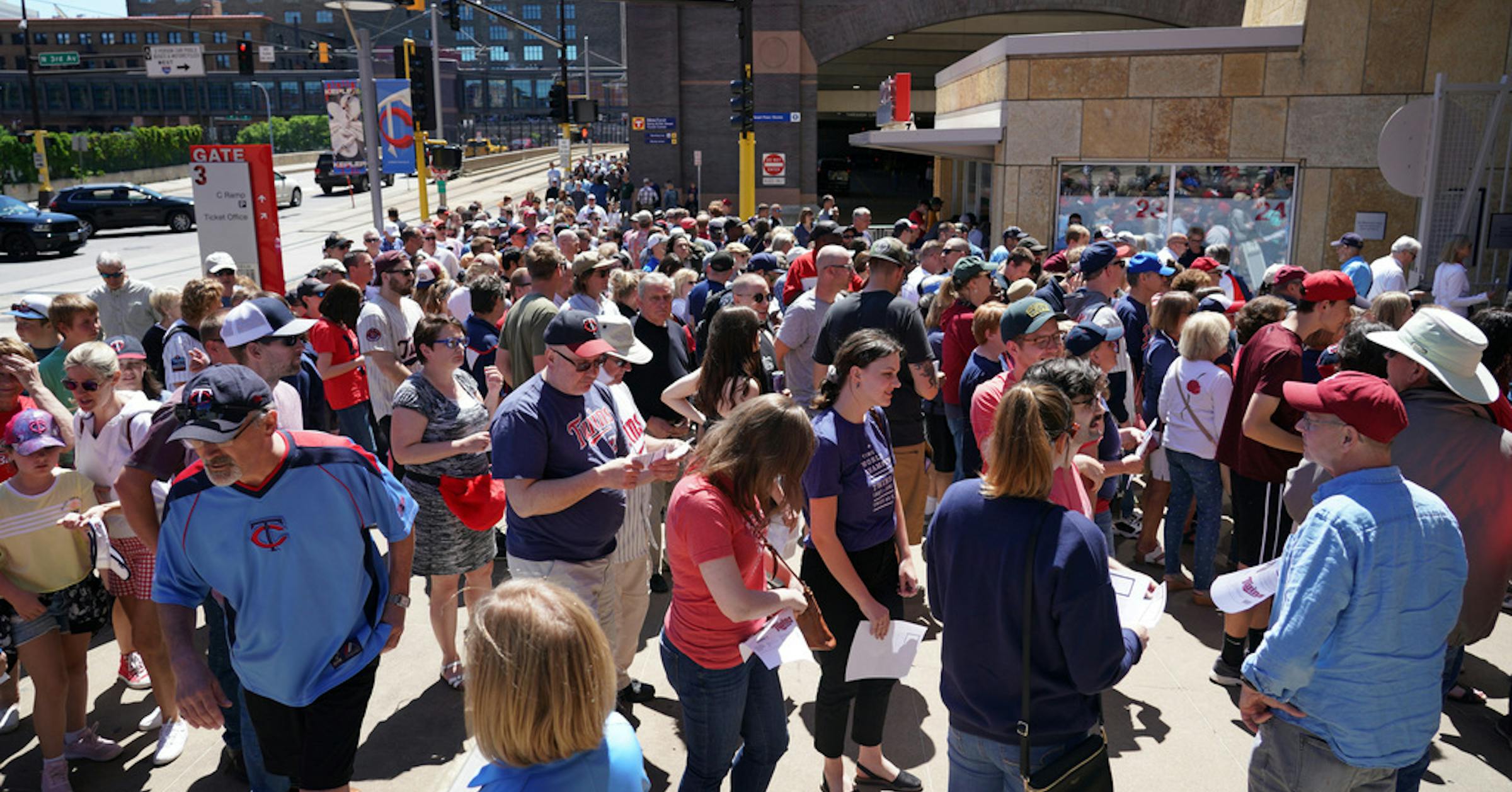 No backpacks at Target Field: Twins' new bag policy in effect
