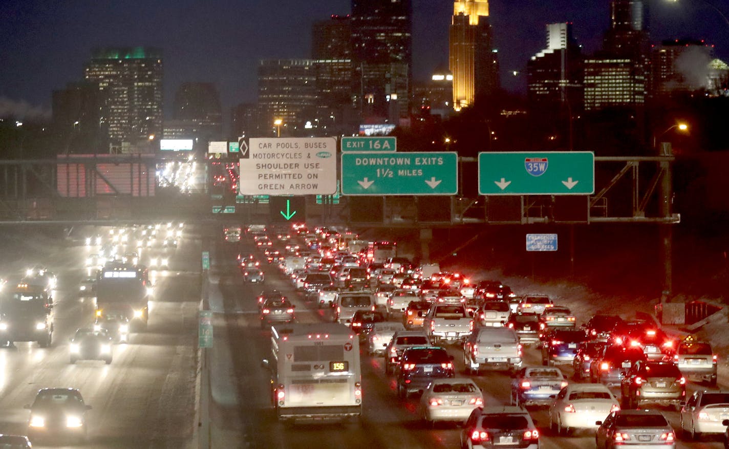 A mix of frozen rain and snow slowed the morning commute, seen from the 38th St. bridge, overlooking I-35W Tuesday, Dec. 5, 2017, in Minneapolis, MN.] DAVID JOLES &#x2022; david.joles@startribune.com Traffic slowed by ice and snow during morning commute.