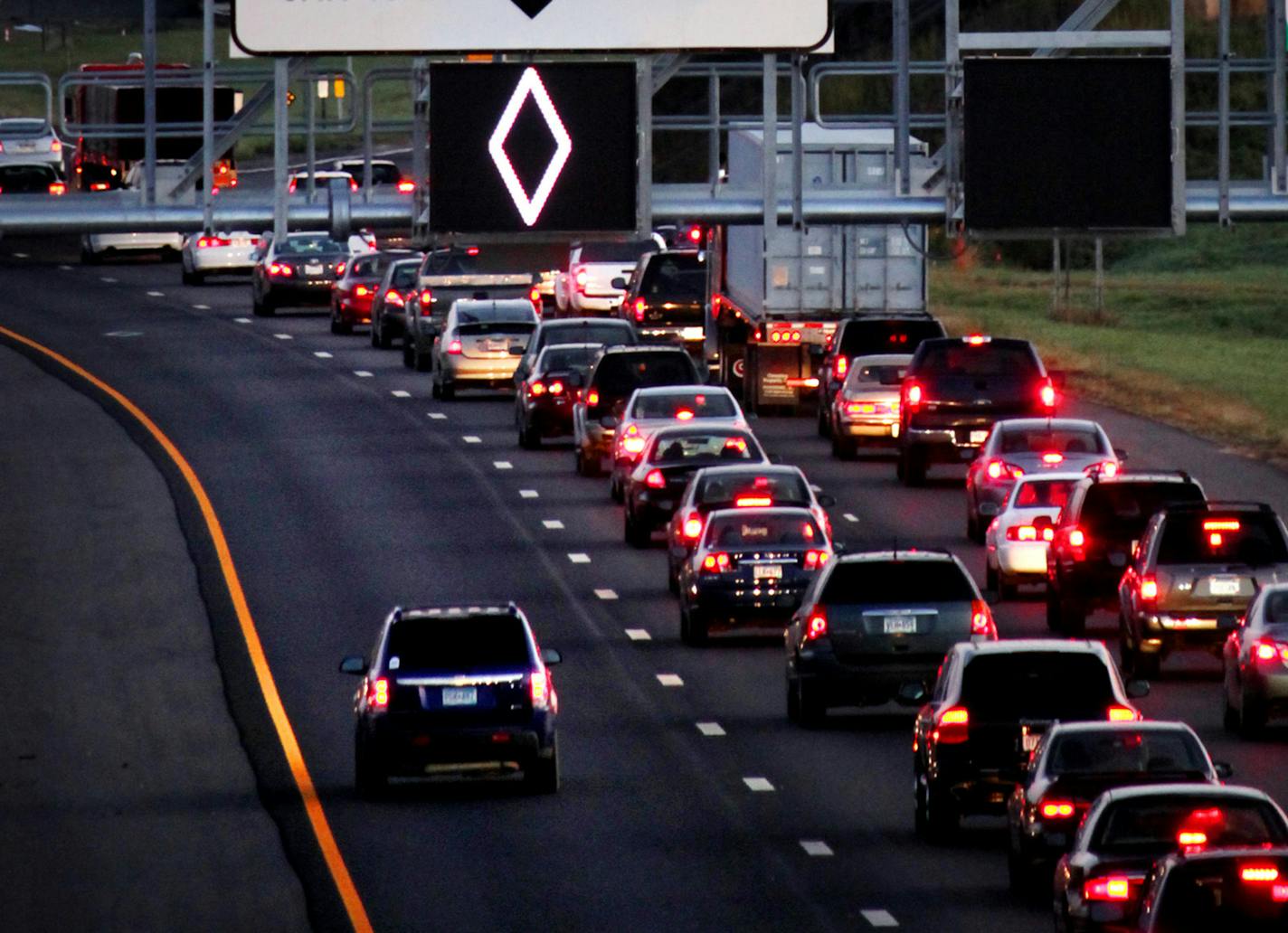 BRIAN PETERSON &#x2022; brianp@startribune.com Burnsville, MN 9/29/2009 ] The new MnPass lanes on Interstate 35W south of I-494 and a new shoulder lane heading into downtown Minneapolis opened at 6 a.m. Wednesday. This view of the northbound lane prior to the Minnesota RIver crossing near Highway 13 in Burnsville. ORG XMIT: MIN2013030816292040