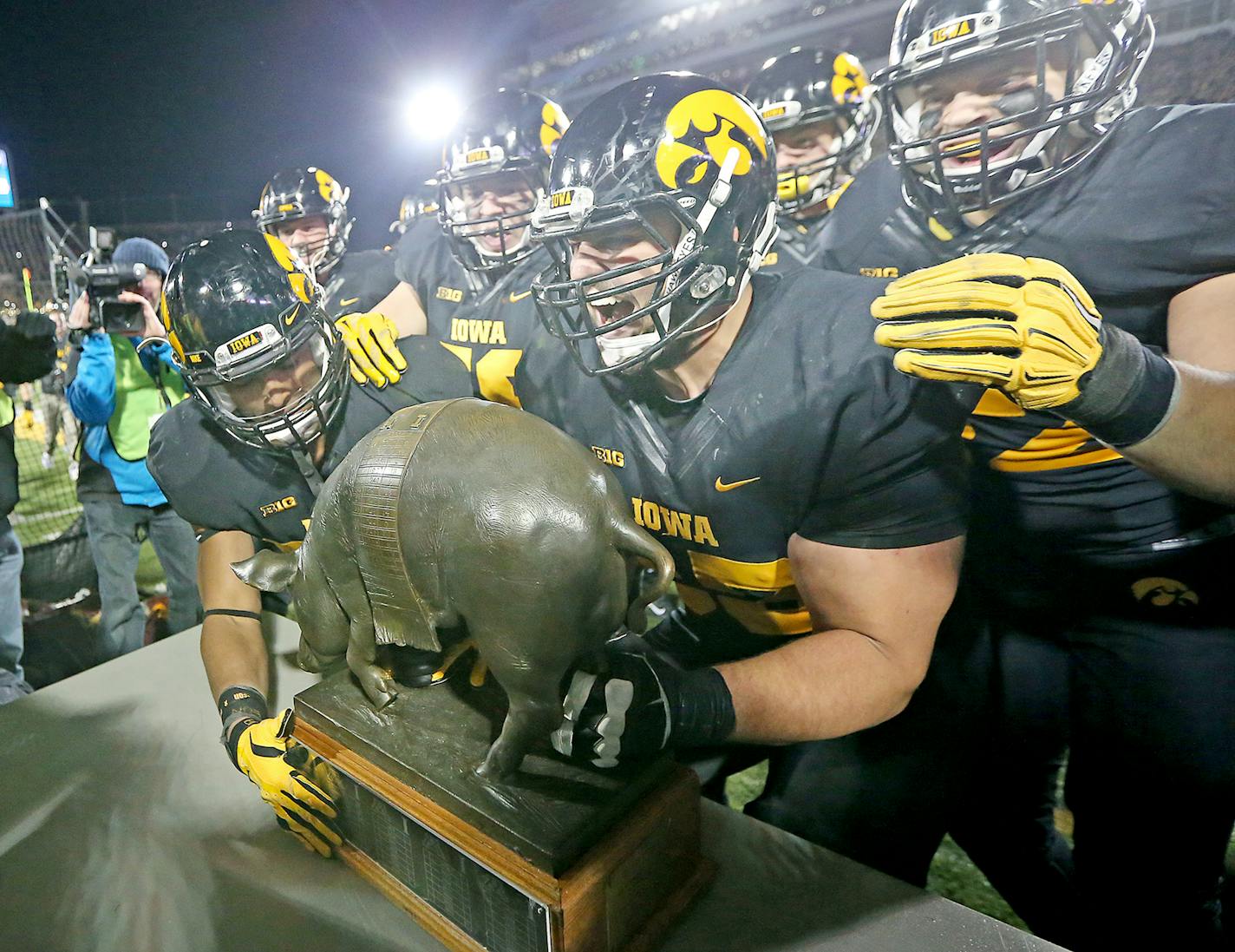 "Floyd of Rosedale" made it back into the hands of Iowa players after they defeated Minnesota 40-35 at Kinnick Stadium, Saturday, November 14, 2015 in Iowa City