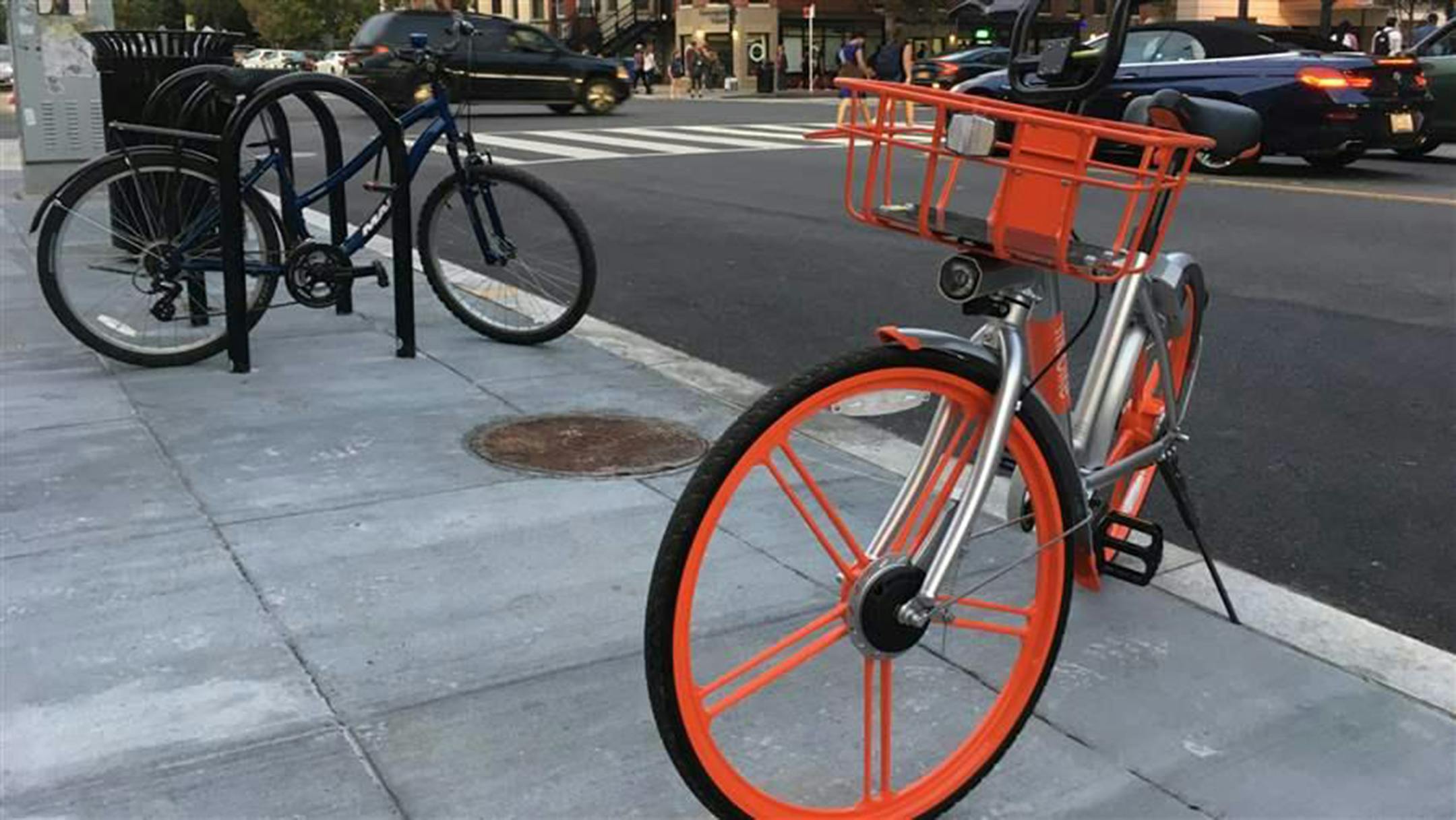 A dockless bike is left near a busy intersection on U Street in Washington, D.C. The city, which has its own bike-share program, has welcomed dockless bikes. (Rebecca Beitsch/The Pew Charitable Trusts/TNS) ORG XMIT: 1213882