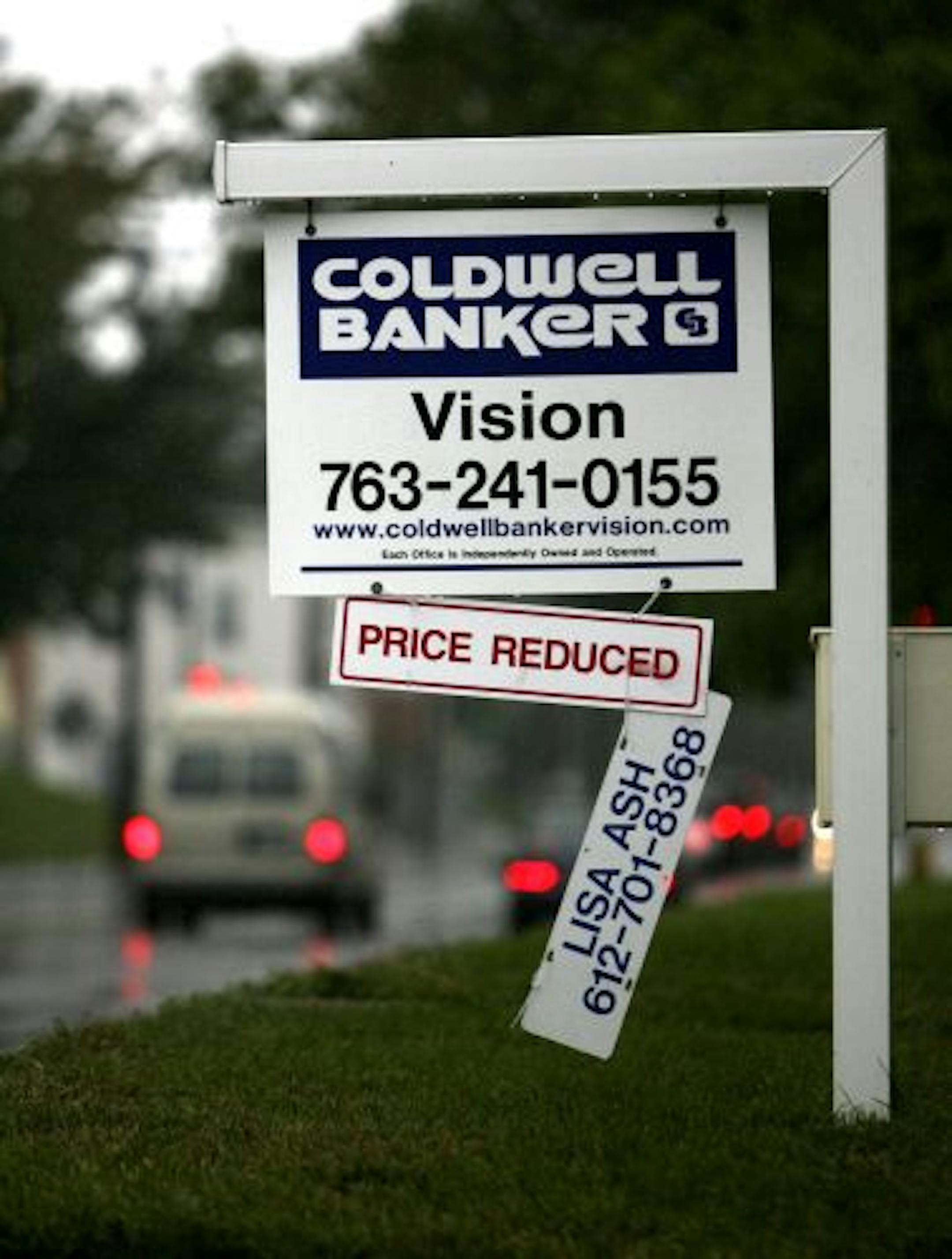 ELIZABETH FLORES � eflores@startribune.com Minneapolis, MN - September 18, 2007 - A for sale signs sits on the lawn of a home on Minneapolis' north side.