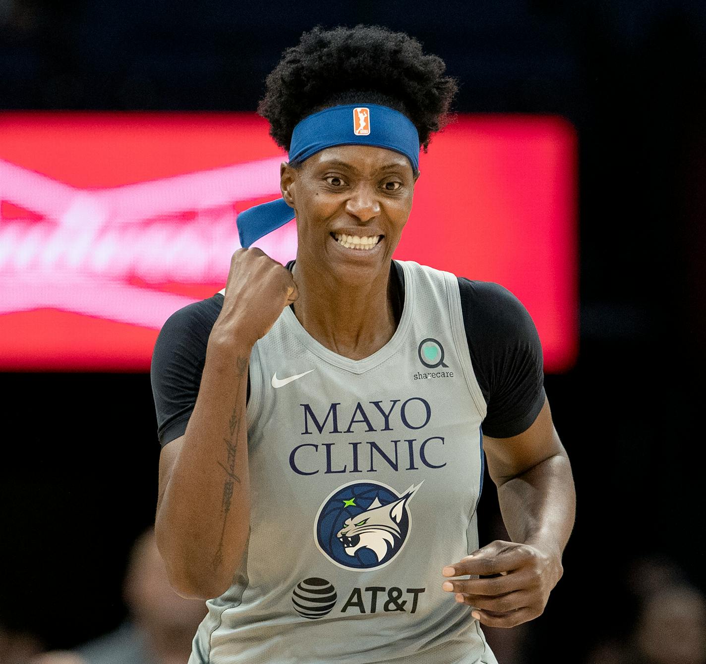 Lynx center Sylvia Fowles reacted after making a shot late in the fourth quarter of Tuesday's victory over Chicago.