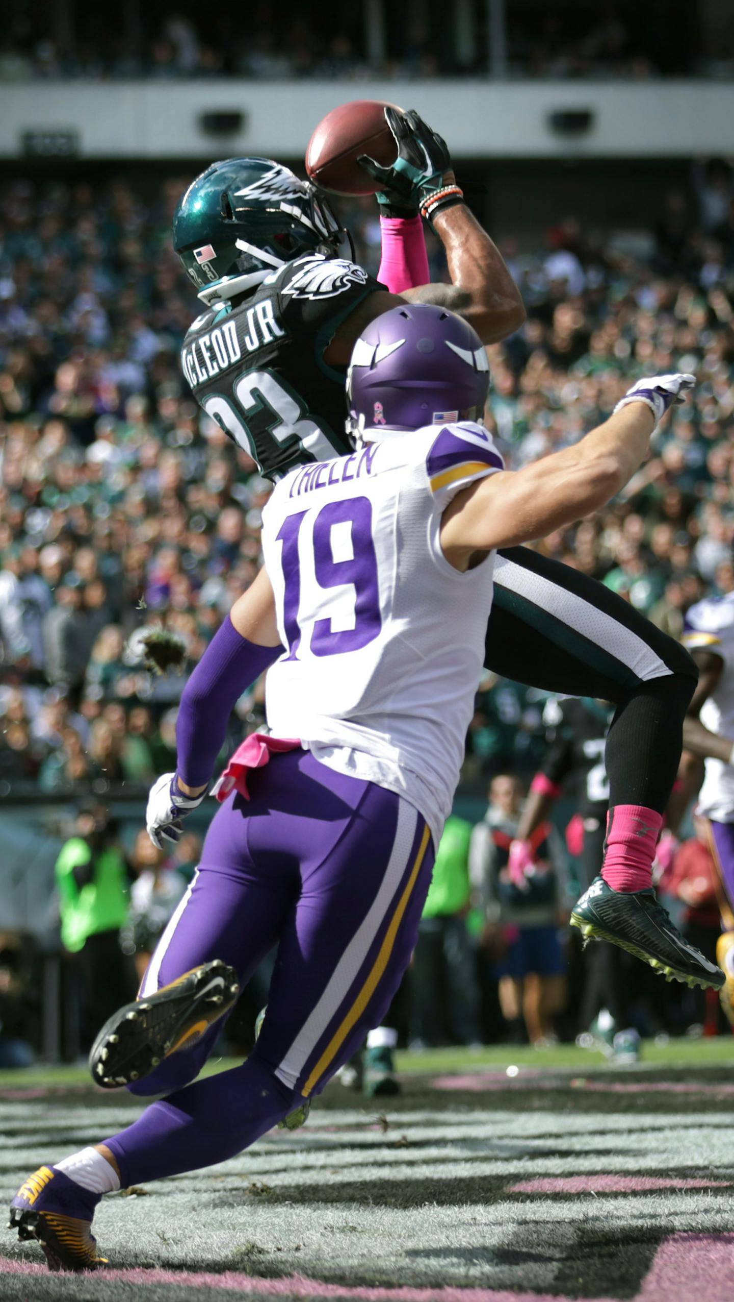 Eagles Rodney McLeod picks of a Sam Bradford pass in the endzone intended for Adam Thielen in the 1st quarter. ] Minnesota Vikings @ Philadelphia Eagles, Lincoln Financial Field. brian.peterson@startribune.com
Philadelphia, PA 10/23/16