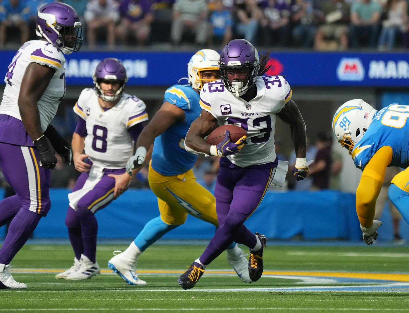 Minnesota Vikings running back Dalvin Cook (33) rushed the ball in the first quarter of an NFL game between the Minnesota Vikings and the Los Angeles Chargers Sunday, Nov. 14, 2021 at SoFi Stadium in Inglewood, Calif. ] ANTHONY SOUFFLE • anthony.souffle@startribune.com