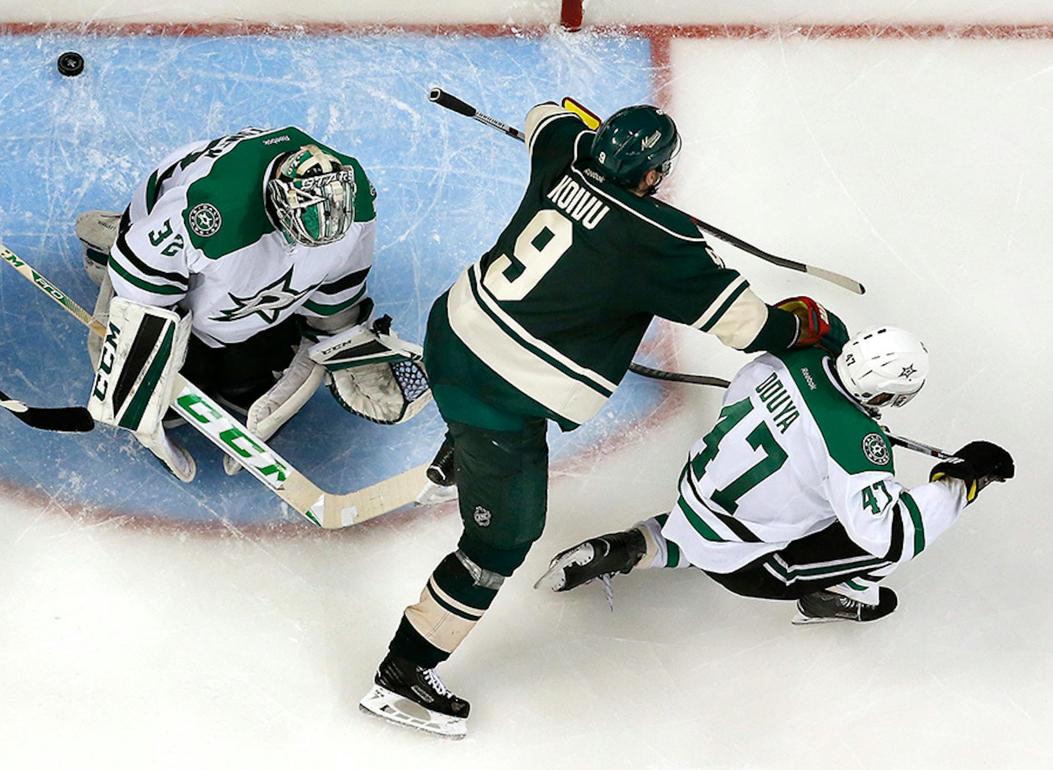 Mikko Koivu (9) got the puck past Dallas goalie Kari Lehtonen for a goal in the third period.