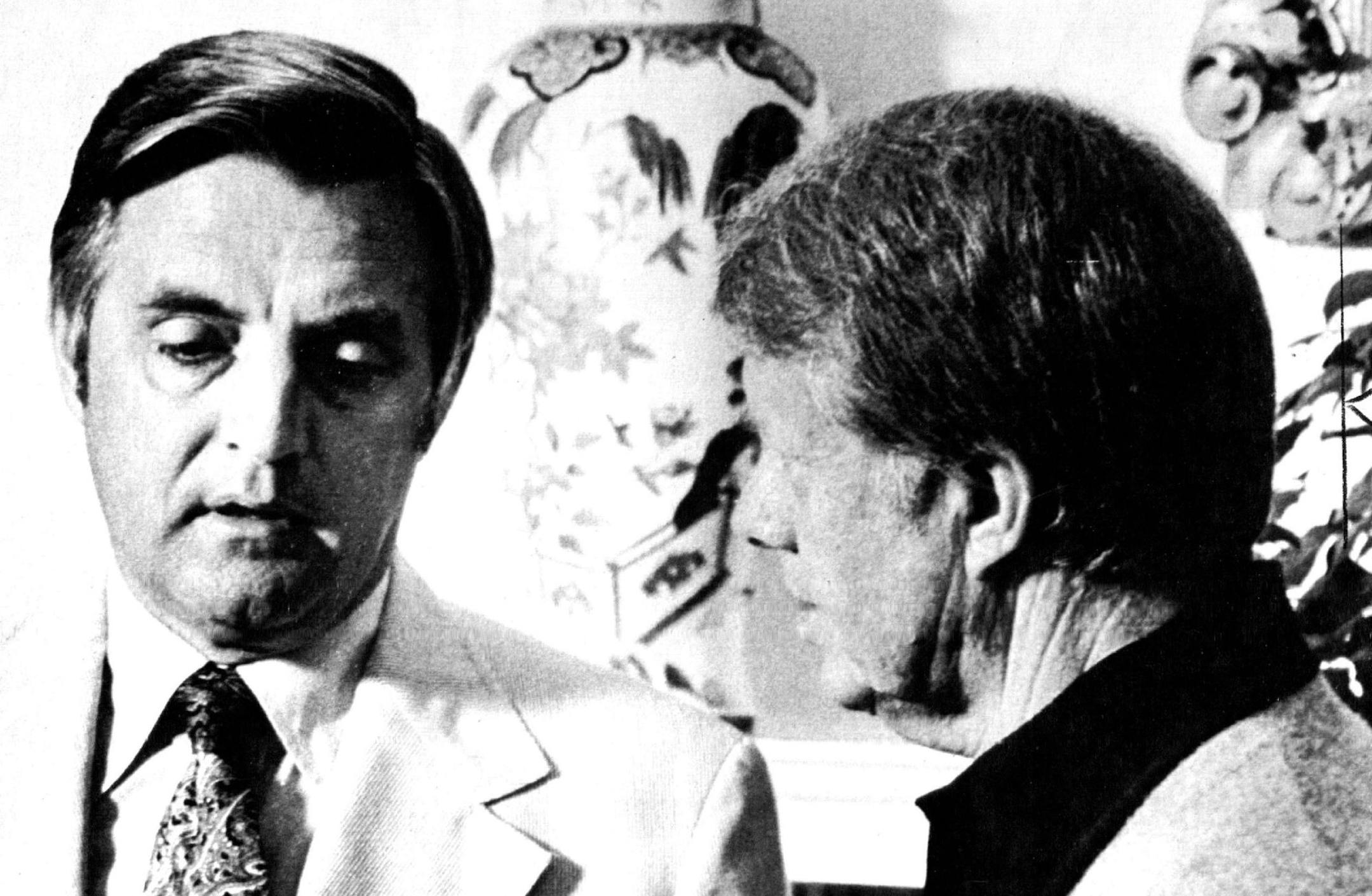 July 5, 1978 Carter Briefed - President Carter flew back to the White House late yesterday from Camp David to meet with Vice-President Mondale in the Oval Office They discussed Mondale's Middle East mission. United Press International