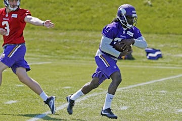 Minnesota Vikings rookie running back Dalvin Cook, right, takes a handoff from quarterback Wes Lunt during the NFL football team's rookies minicamp Fr