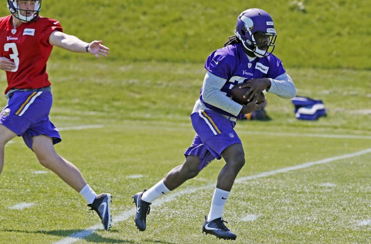 Minnesota Vikings rookie running back Dalvin Cook, right, takes a handoff from quarterback Wes Lunt during the NFL football team's rookies minicamp Friday, May 5, 2017, in Eden Prairie, Minn.