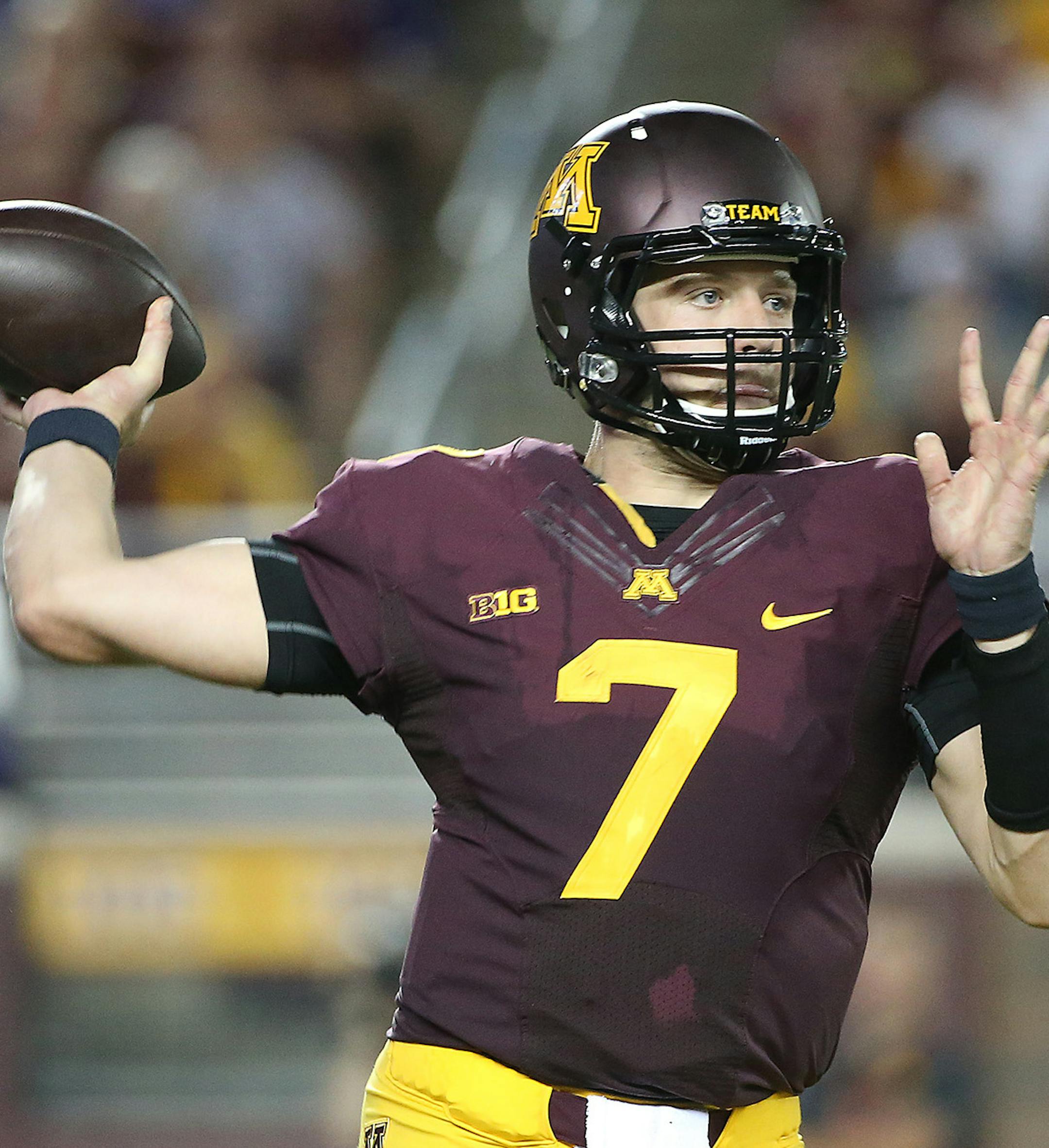 Minnesota Gophers quarterback Mitch Leidner threw the ball downfield in the first quarter as the Gophers took on TCU at TCF Stadium, Thursday, September 3, 2015 in Minneapolis, MN. ] (ELIZABETH FLORES/STAR TRIBUNE) ELIZABETH FLORES • eflores@startribune.com