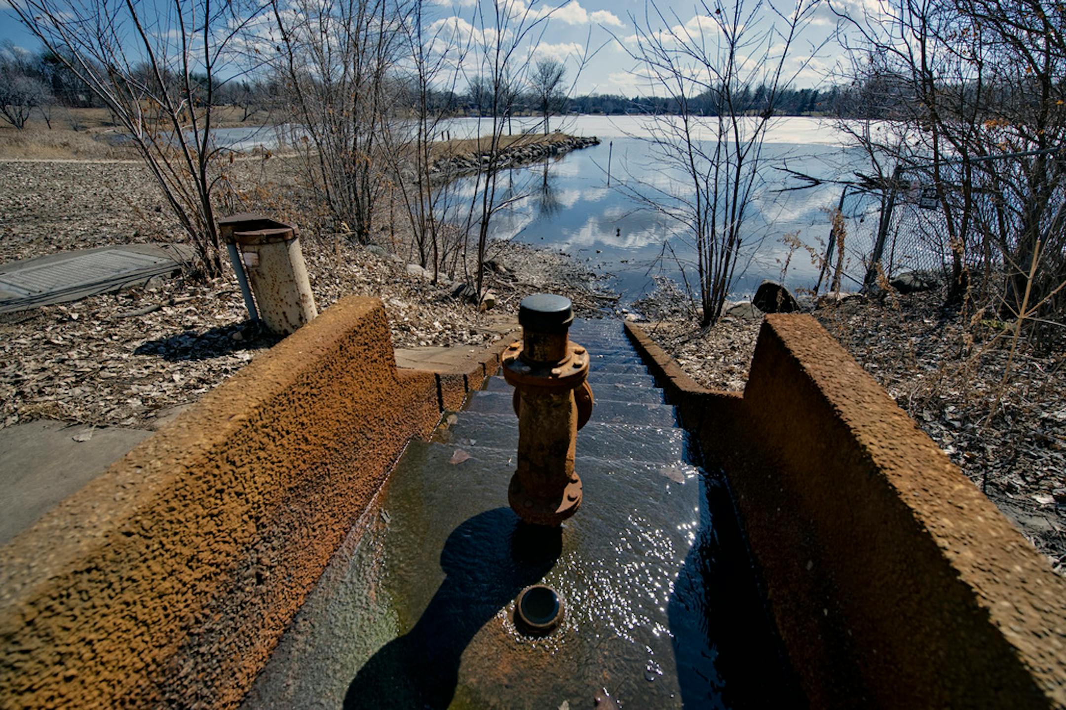 A pump recirculated water from Lower Penn Lake in Bloomington to aerate and help prevent winterkill of fish in 2009.