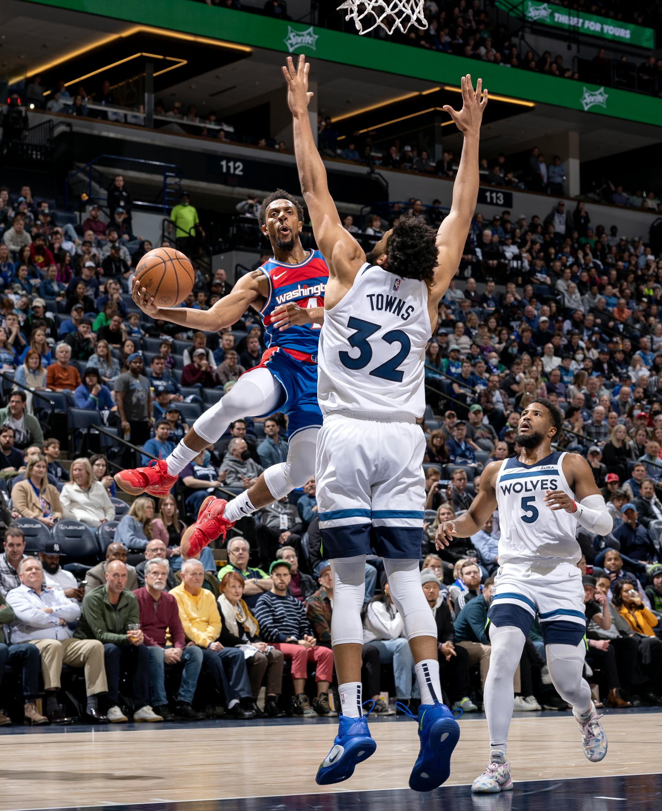 Ish Smith (4) of Washington Wizards is defended by Karl Anthony-Towns (32) of the Minnesota Timberwolves in the fourth quarter.
