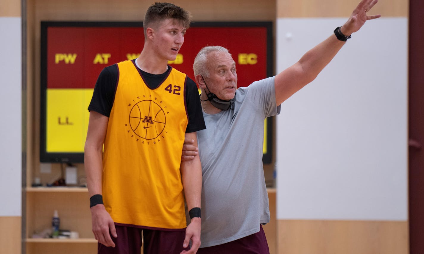 Assistant coach Dave Thorson instructed center Treyton Thompson what he wanted out of a drill on the first day of practice Tuesday afternoon. ] JEFF WHEELER • jeff.wheeler@startribune.com