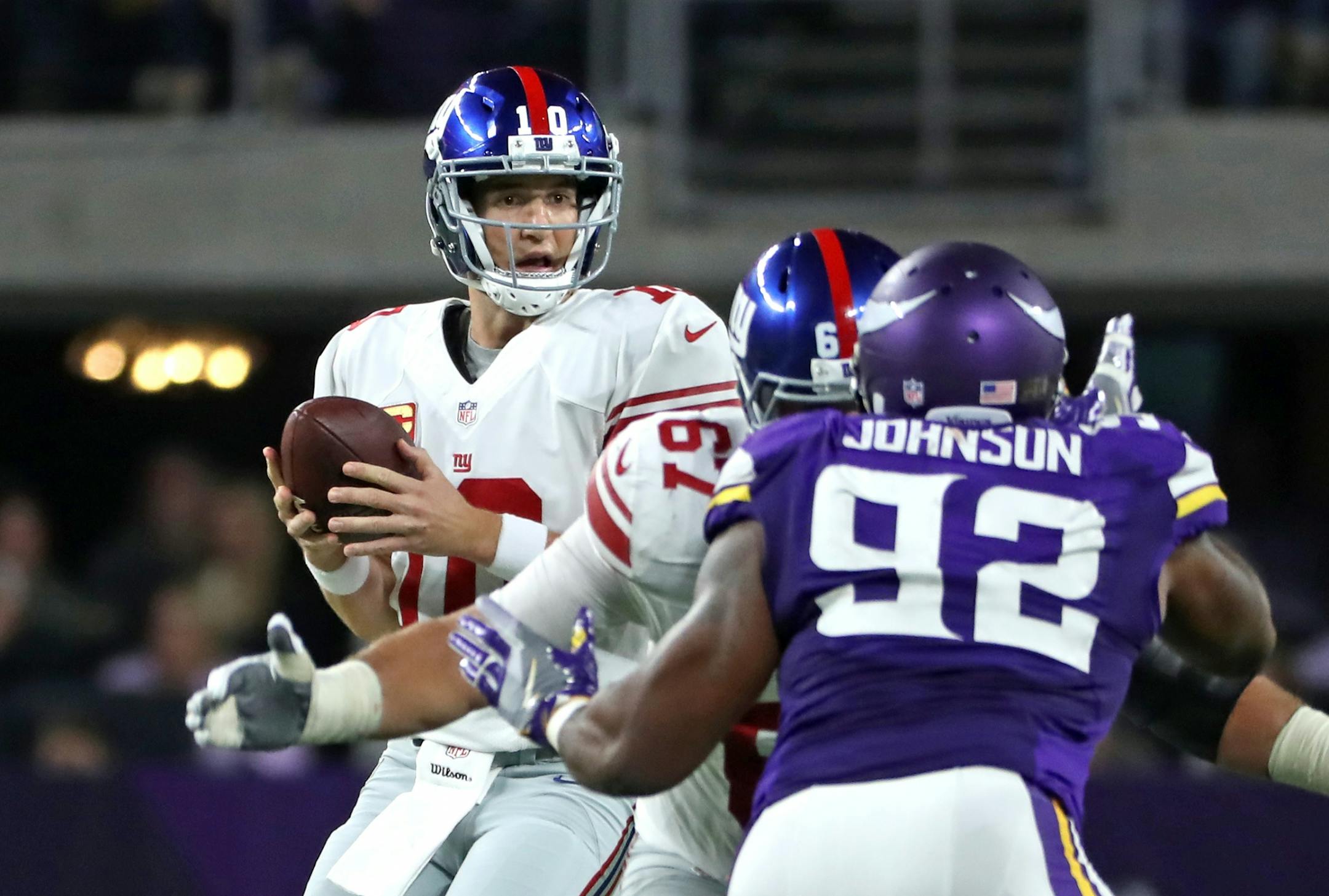 Giants QB Eli Manning looks for an open reciever in the 2nd quarter.
