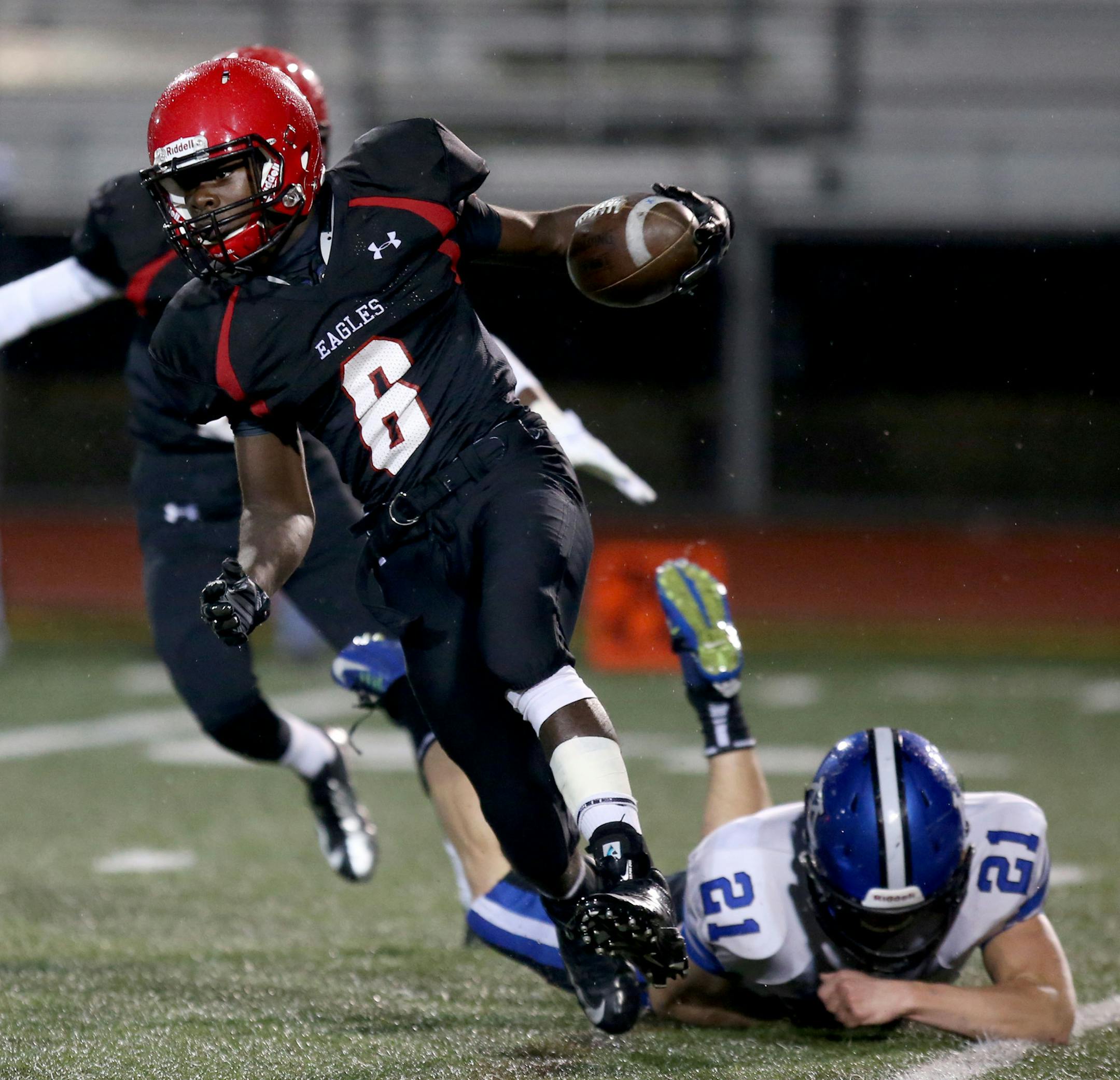 Eden Prairie's J.D. Spielman avoided the grasp of Minnetonka's Matt Dille during the first half ] (KYNDELL HARKNESS/STAR TRIBUNE) kyndell.harkness@startribune.com Eden Prairie vs Minnetonka in Eden PrairieMin., Thursday, October 2, 2014.