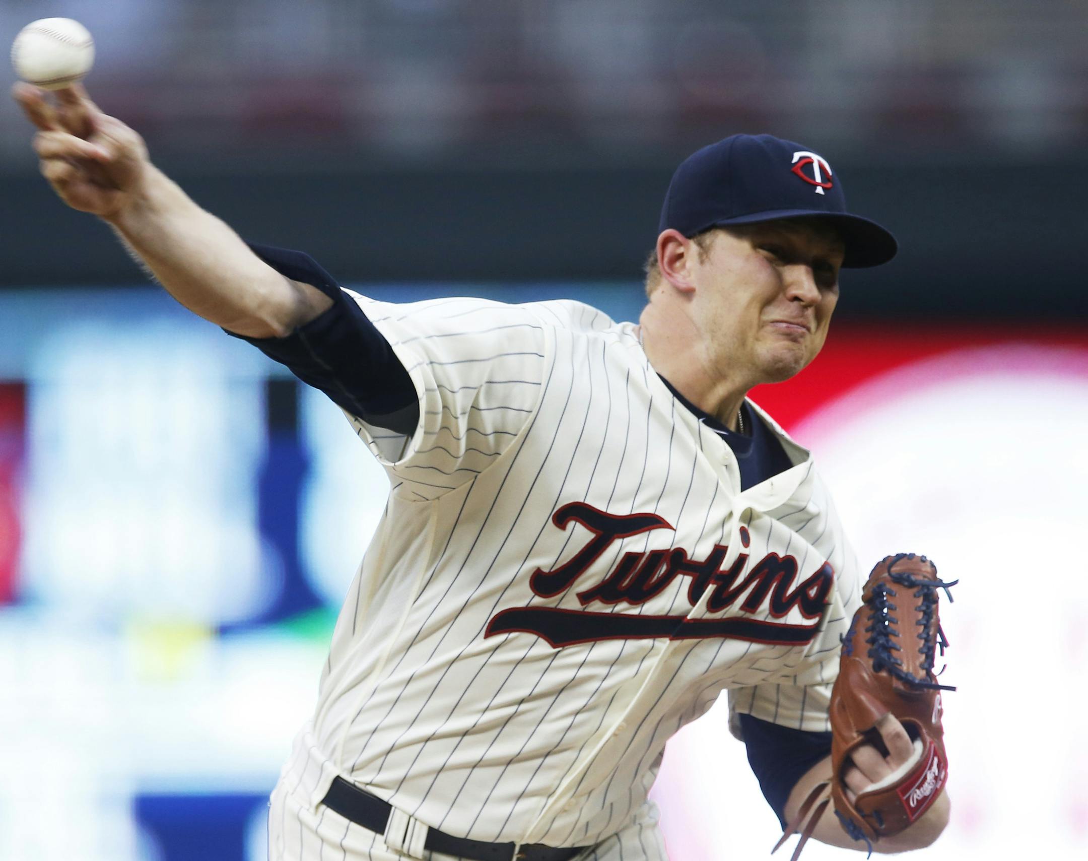 Minnesota Twins pitcher Tyler Duffey throws against the Seattle Mariners during the first inning of a baseball game Saturday, Sept. 24, 2016, in Minneapolis. (AP Photo/Jim Mone)