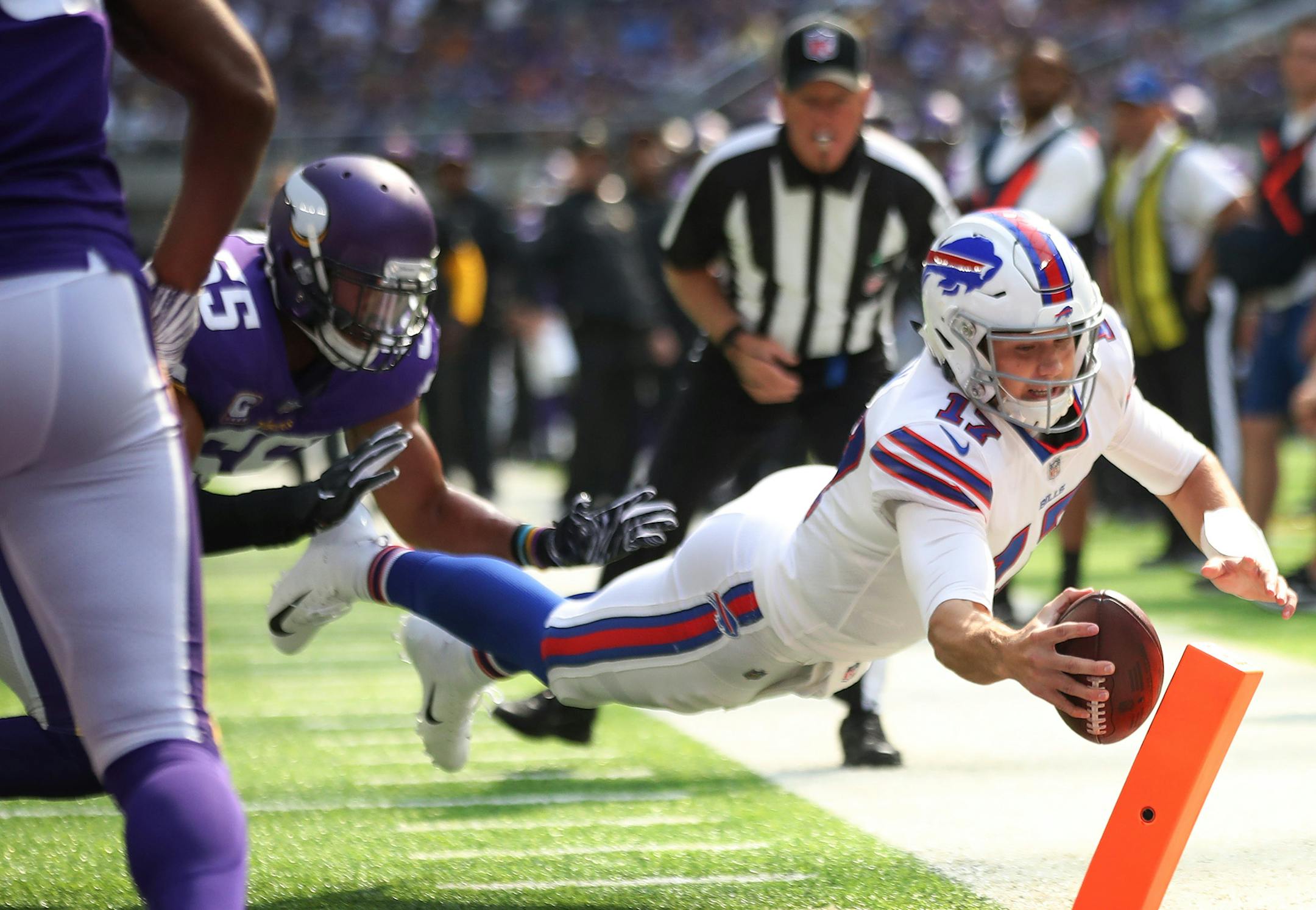 Buffalo Bills quarterback Josh Allen (17) dove pass Vikings linebacker Anthony Barr for a first quarter touchdown atUS Bank Stadium Sunday September 23, 2018 in Minneapolis, MN. ] JERRY HOLT ï jerry.holt@startribune.com