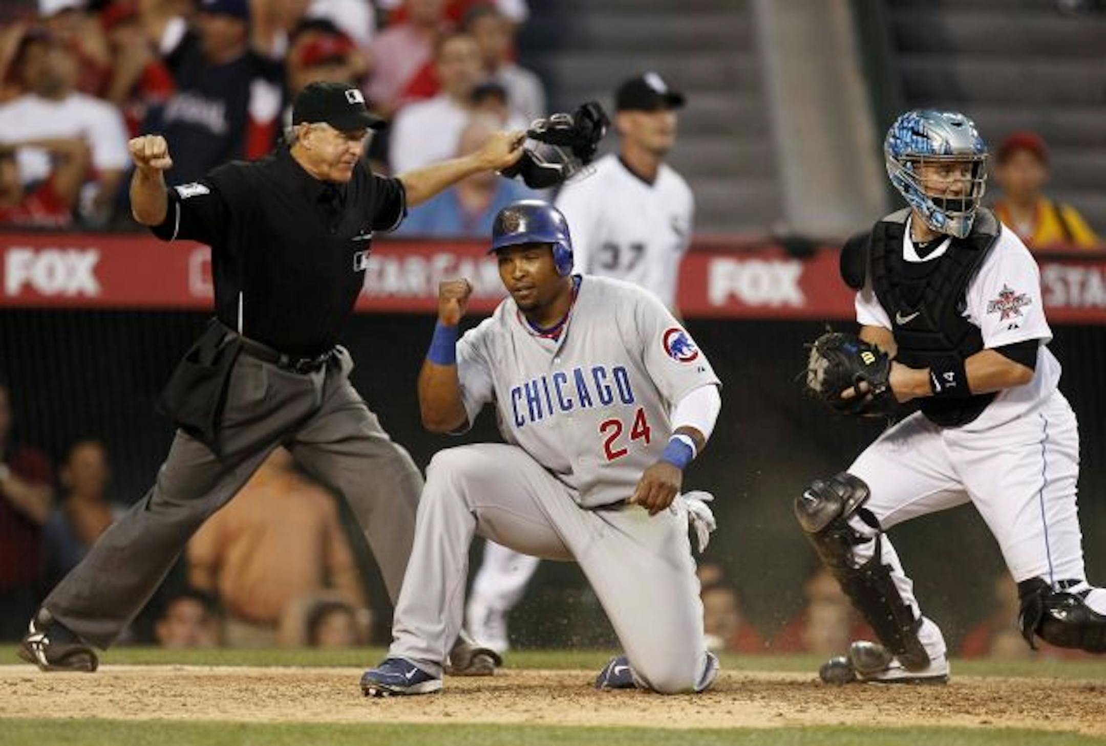 Marlon Byrd (kneeling)