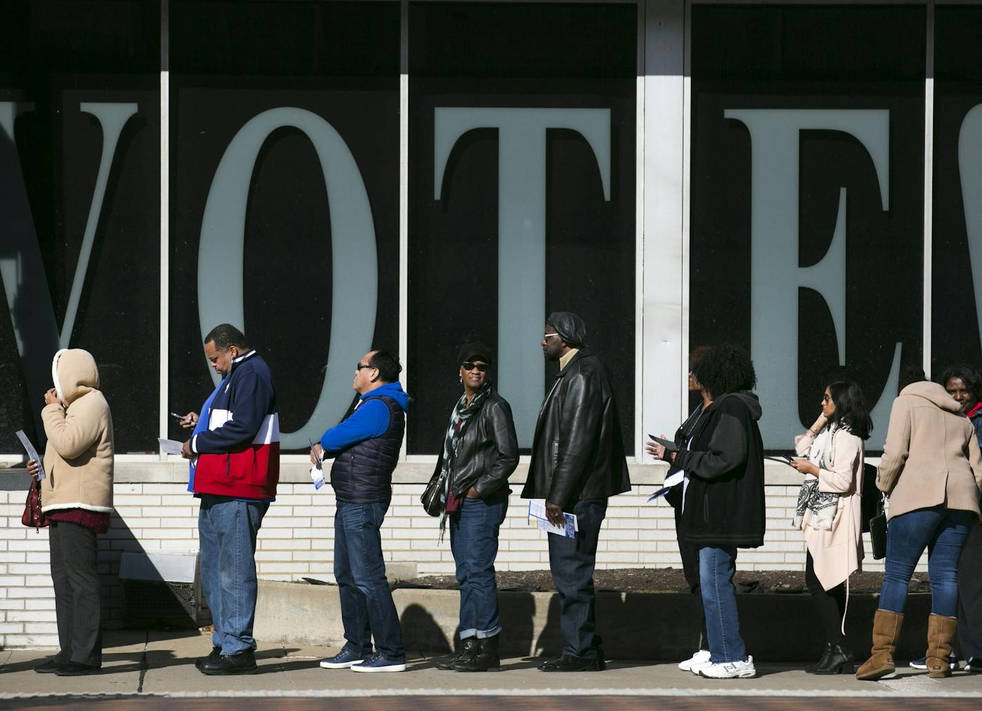 RETRANSMISSION TO PROVIDE ALTERNATE CROP --
People line up to vote early at the Cuyahoga County Board of Elections in Cleveland, Nov. 4, 2018. (Maddie McGarvey/The New York Times)