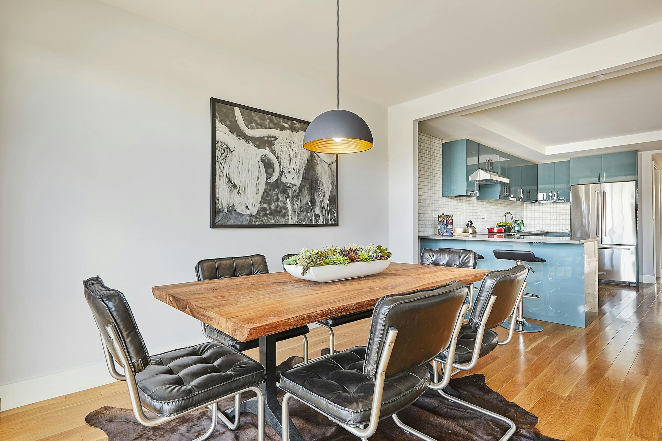 A black-and-white print helps make a bold statement in this dining area. (Design Recipes/TNS)