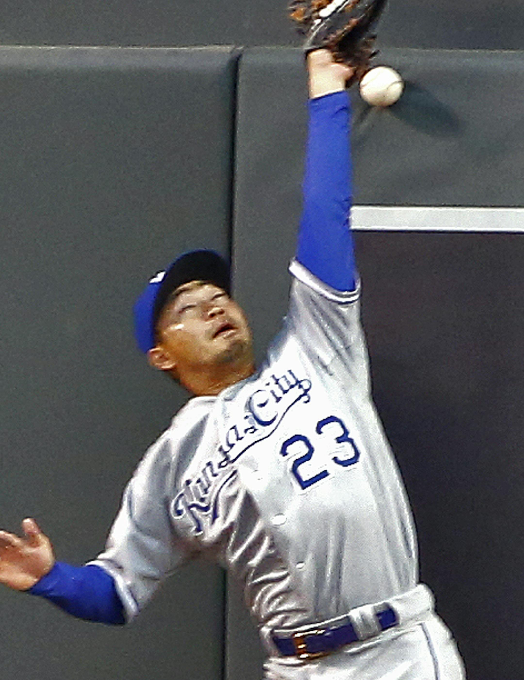 Kansas City right fielder Nori Aoki bobbled a Twins fly ball in the 1st inning. ] Twins vs. Kansas City. (MARLIN LEVISON/STARTRIBUNE(mlevison@startribune.com)