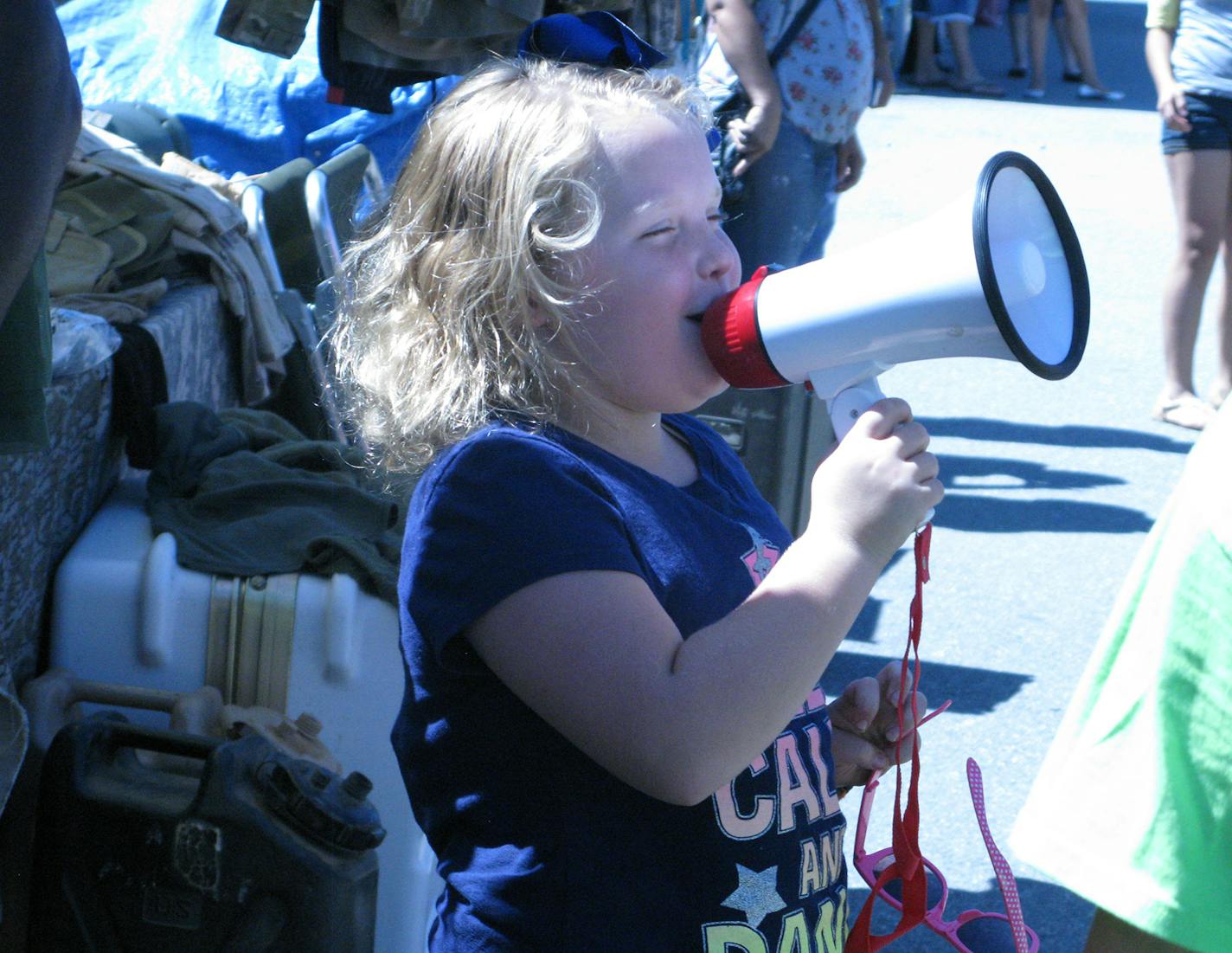 Discovery Commnications "Here Comes Honey Boo Boo" Honey Boo Boo (Alana Thompson) playing with a megaphone at Smiley's Flea Market. ORG XMIT: Producer Deliverable