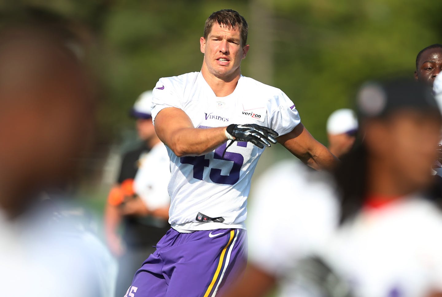 Vikings linebacker Brian Peters warmed up at Minnesota State University Mankato Thursday August 13, 2015 in Mankato, MN. ] Jerry Holt/ Jerry.Holt@Startribune.com