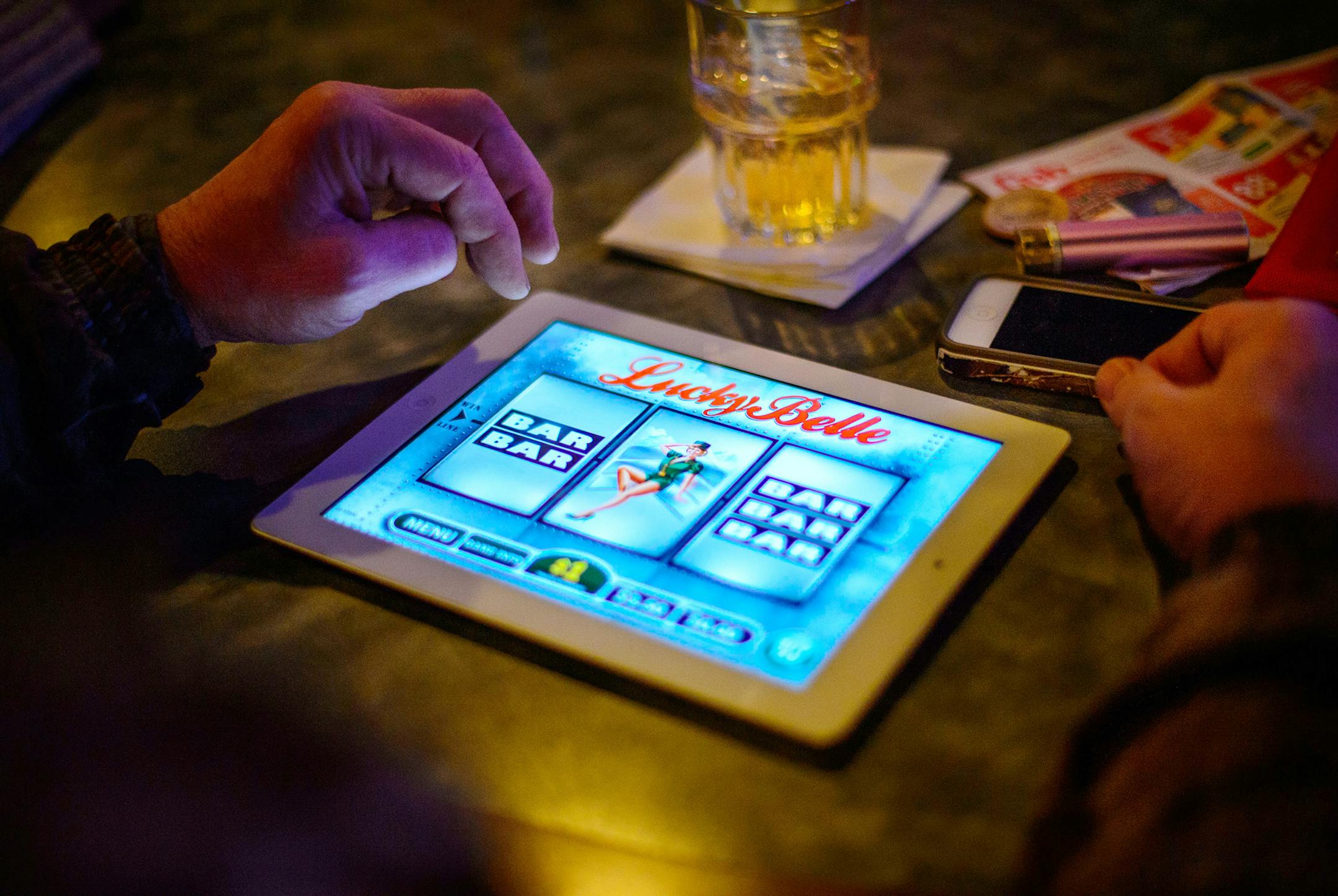 Marv Reynolds played an electronic pulltab game at CR's Sports Bar in Coon Rapids, Wednesday, February 5, 2014. He won, then lost $2.00. ] GLEN STUBBE * gstubbe@startribune.com ORG XMIT: MIN1402051835580081