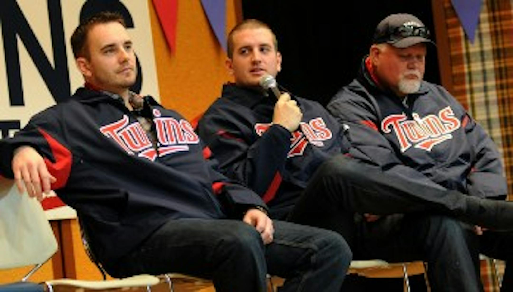 Brian Duensing, Glen Perkins and Ron Gardenhire, pretty much killin' it with a casual karaoke rendition of "No Diggity"