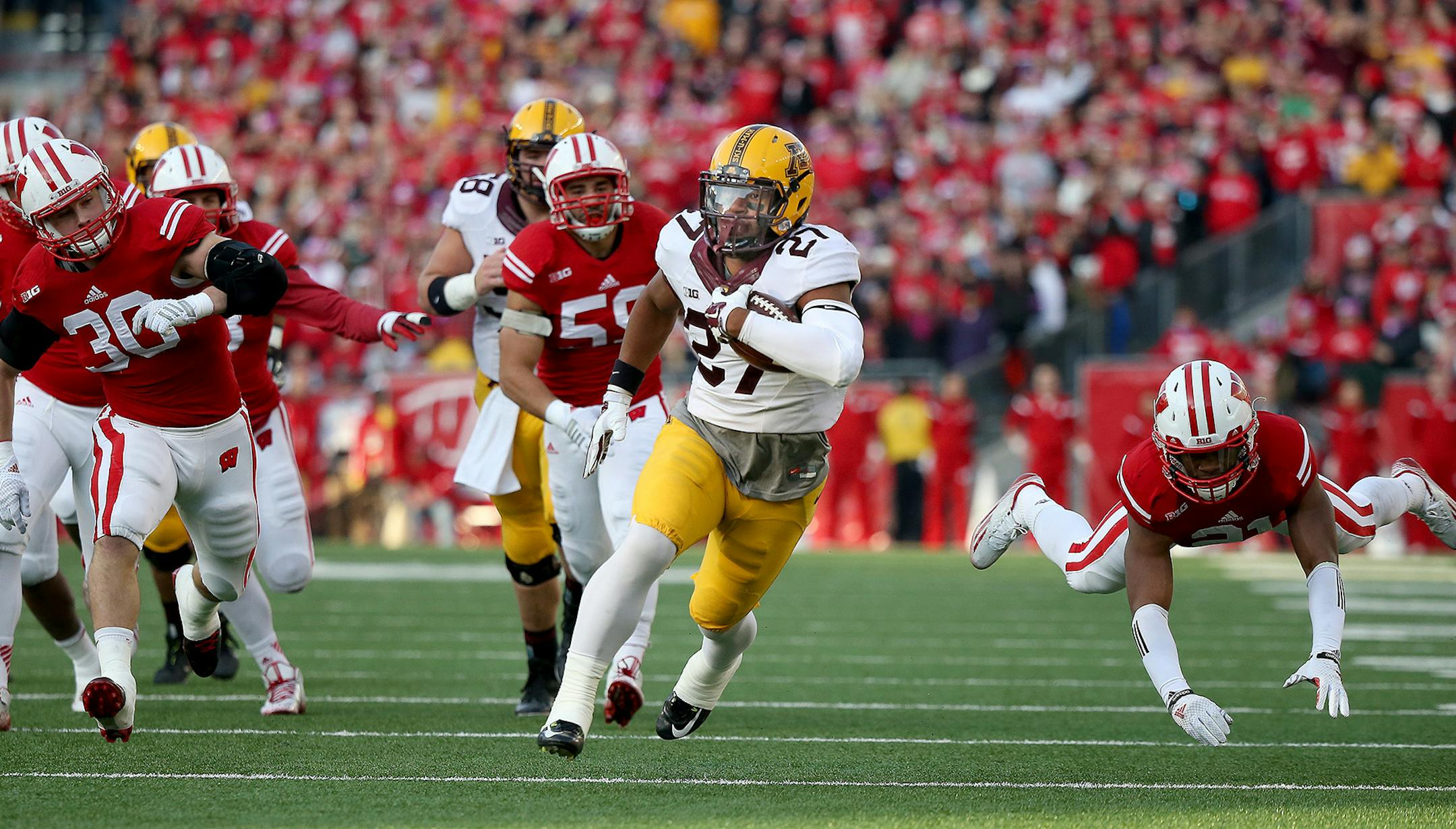 Minnesota's running back David Cobb (27) ran for a 40-yard touchdown in the first quarter as the Minnesota Gophers took on the Wisconsin Badgers at Camp Randall Stadium, Saturday, November 29, 2014 in Madison, Wis. ] (ELIZABETH FLORES/STAR TRIBUNE) ELIZABETH FLORES • eflores@startribune.com