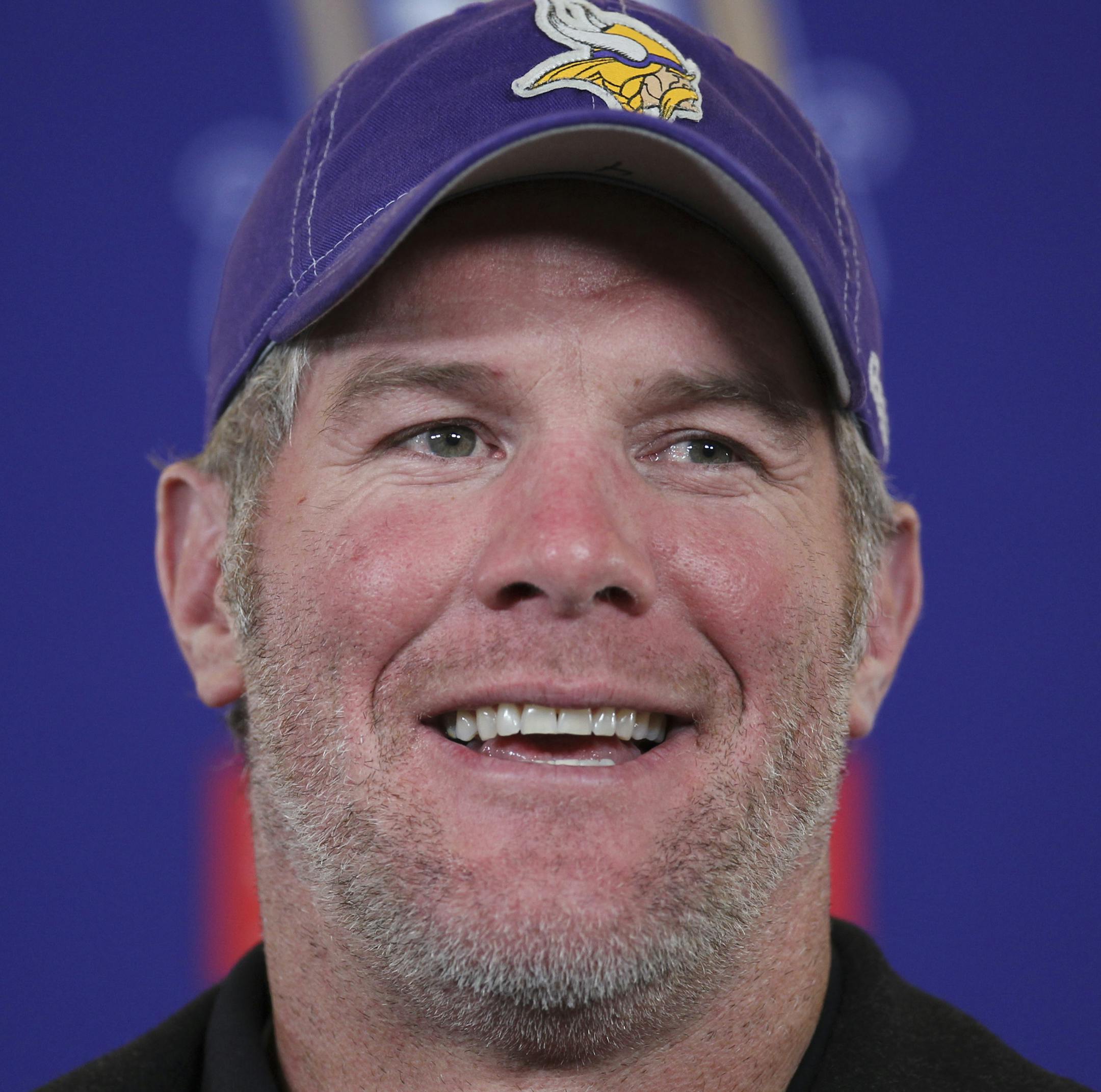 JEFF WHEELER &#x201a;&#xc4;&#xa2; jeff.wheeler@startribune.com MINNEAPOLIS - 12/20/10 - The Minnesota Vikings faced the Chicago Bears at TCF Bank Stadium in Minneapolis Monday night. IN THIS PHOTO: ] Vikings' quarterback Brett Favre spoke with Chicago quarterback Jay Cutler after the Vikings loss Monday night. ORG XMIT: MIN2013122223124594