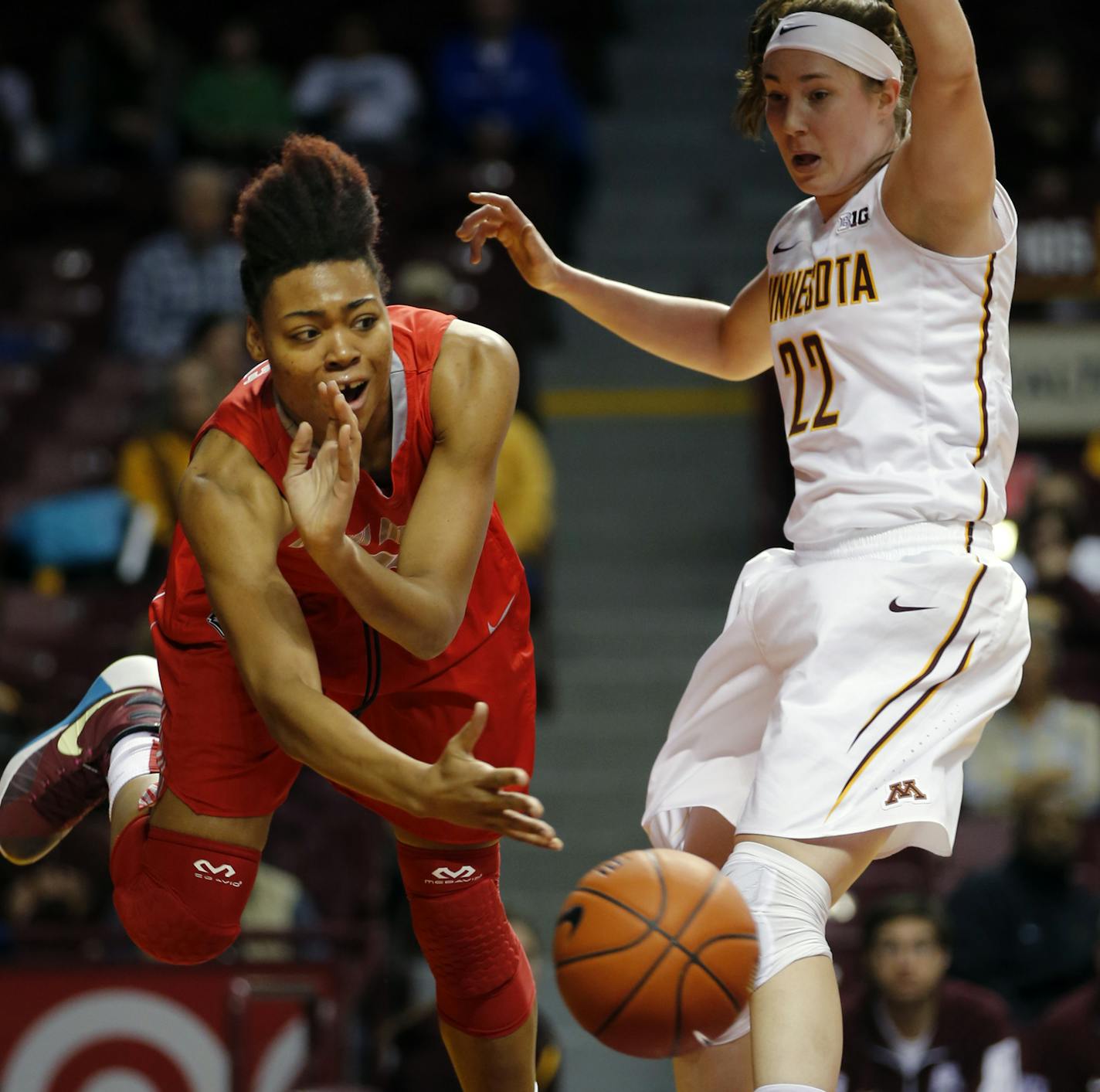 Khadijah Shumpert of New Mexico tried to get by Joanna Hedstrom(22) on the baseline at Williams Arena on the U of M campus in Minneapolis, in a game between New Mexico and the Women's Gophers basketball team. Richard Tsong-Taatarii/rtsong-taatarii@startribune.com