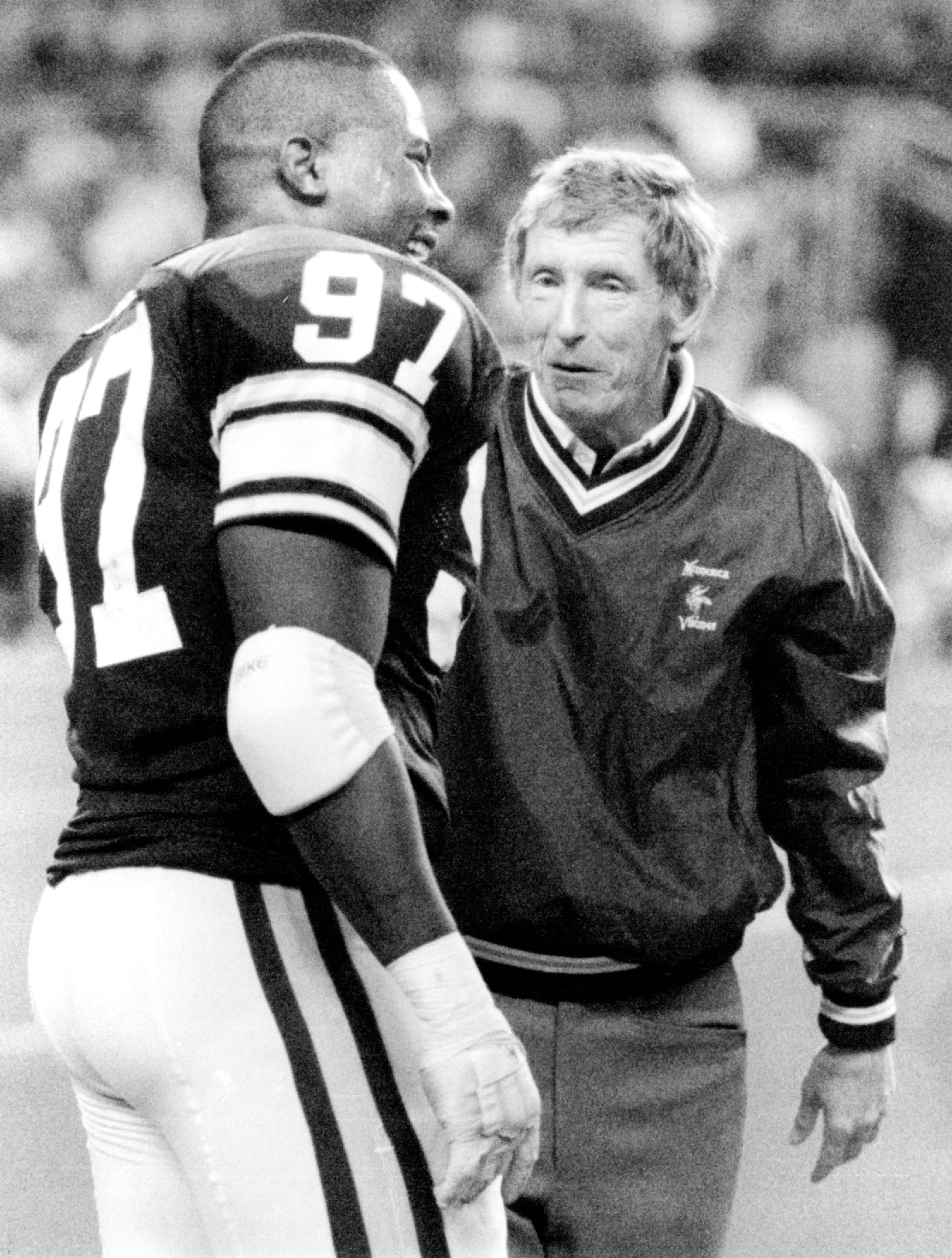 Vikings head coach Jerry Burns chats with Henry Thomas in the final seconds of their game with the L.A. Rams on Dec. 26, 1988.