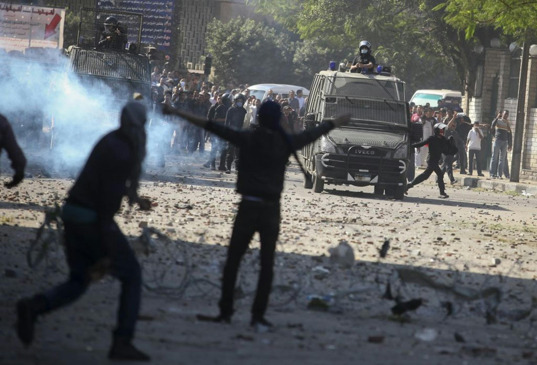 Protesters and riot police clash in downtown Cairo, Nov. 25, 2012. The Egyptian justice minister joined criticism of a sweeping edict issued Thursday by President Mohamed Morsi that exempted the president's decrees from judicial review until ratification of a constitution.