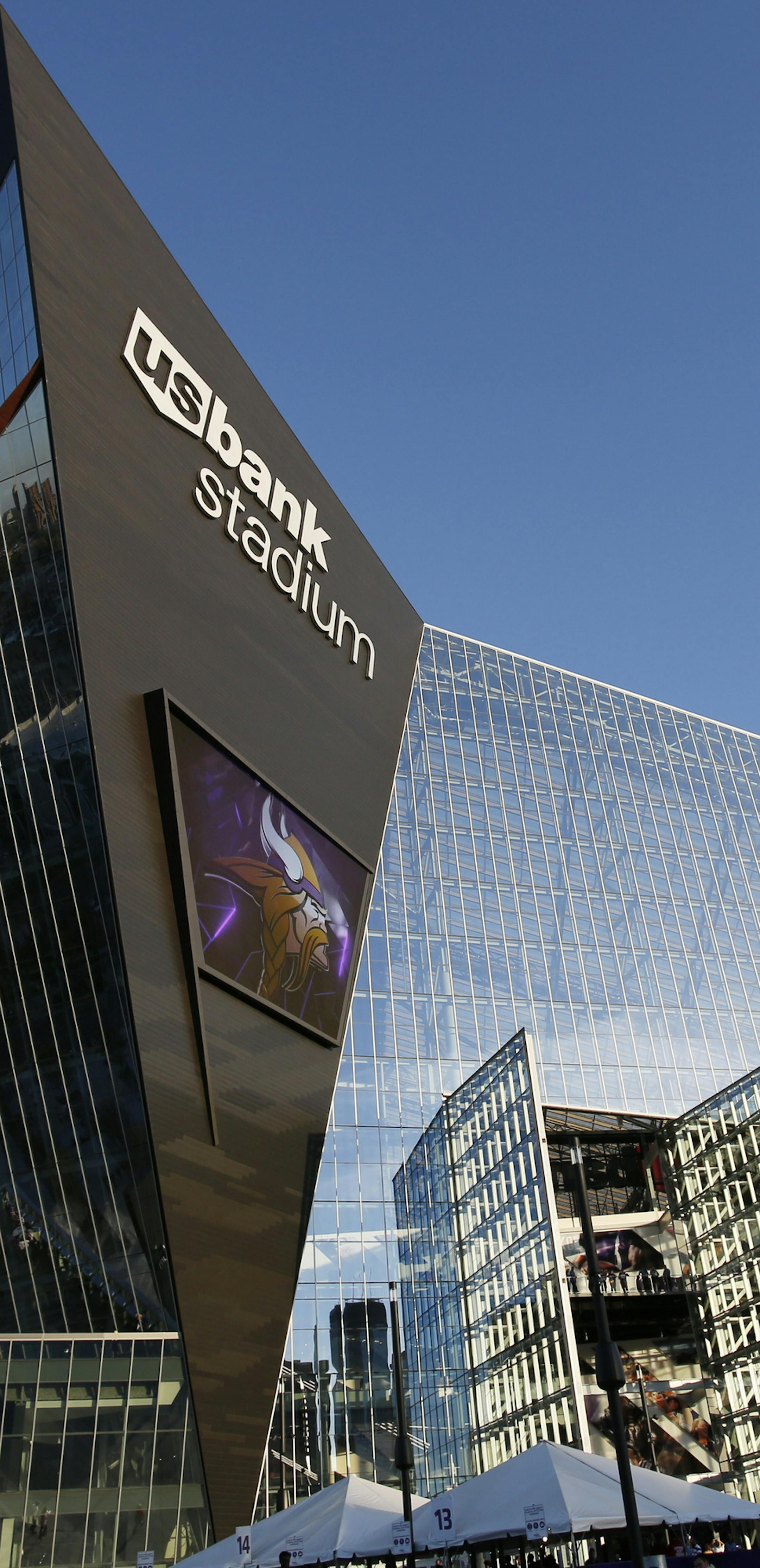 Fans arrive at U.S. Bank Stadium before an NFL football game between the Minnesota Vikings and the New York Giants Monday, Oct. 3, 2016, in Minneapolis. (AP Photo/Andy Clayton-King) ORG XMIT: MIN2016102422425571