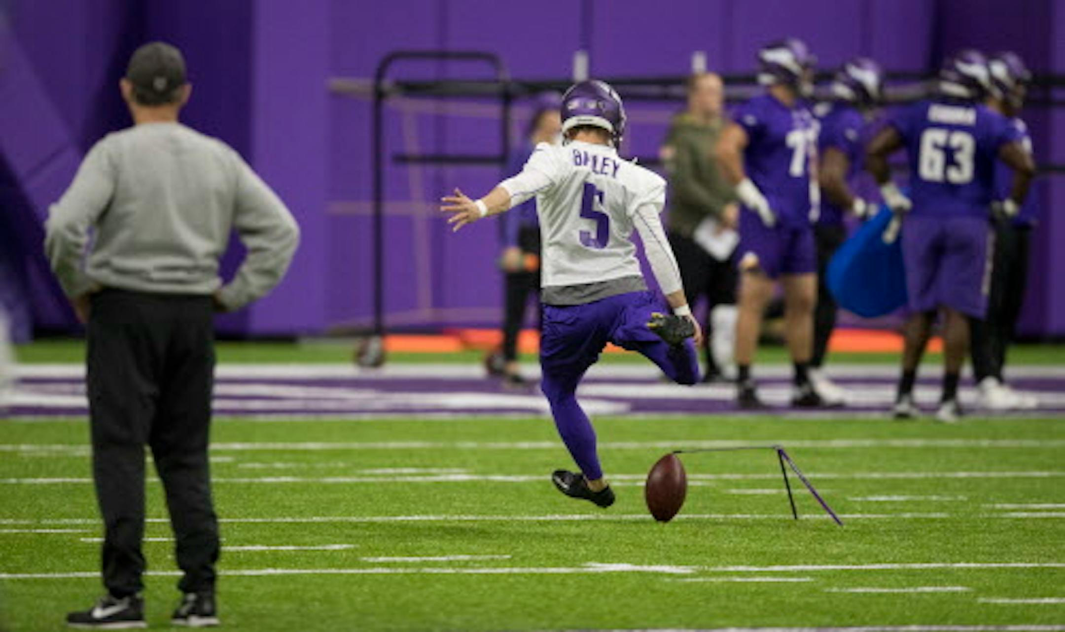 Vikings head coach Mike Zimmer watched Dan Bailey his new kicker during practice at TCO Performance Center Thursday September 20, 2018 in Eagan, MN. ]  JERRY HOLT ' jerry.holt@startribune.com