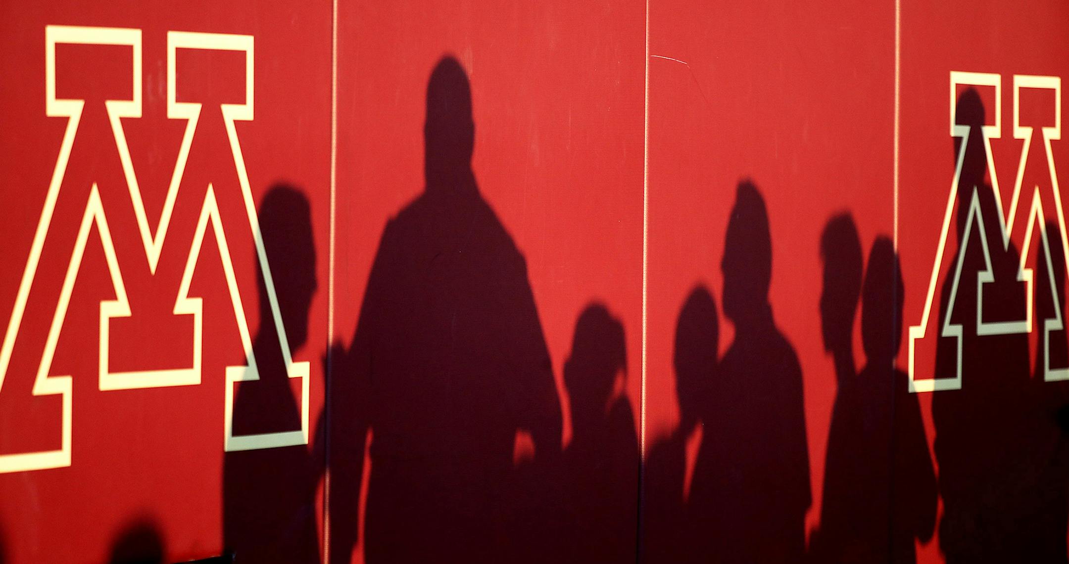 As the sun set, fans were shadowed on the wall as they watched the team warm-up before the Gophers took on Oregon State at TCF Bank Stadium, Thursday, September 1, 2016 in Minneapolis, MN. ] (ELIZABETH FLORES/STAR TRIBUNE) ELIZABETH FLORES • eflores@startribune.com ORG XMIT: MIN1609011937020192 ORG XMIT: MIN1612281220563957