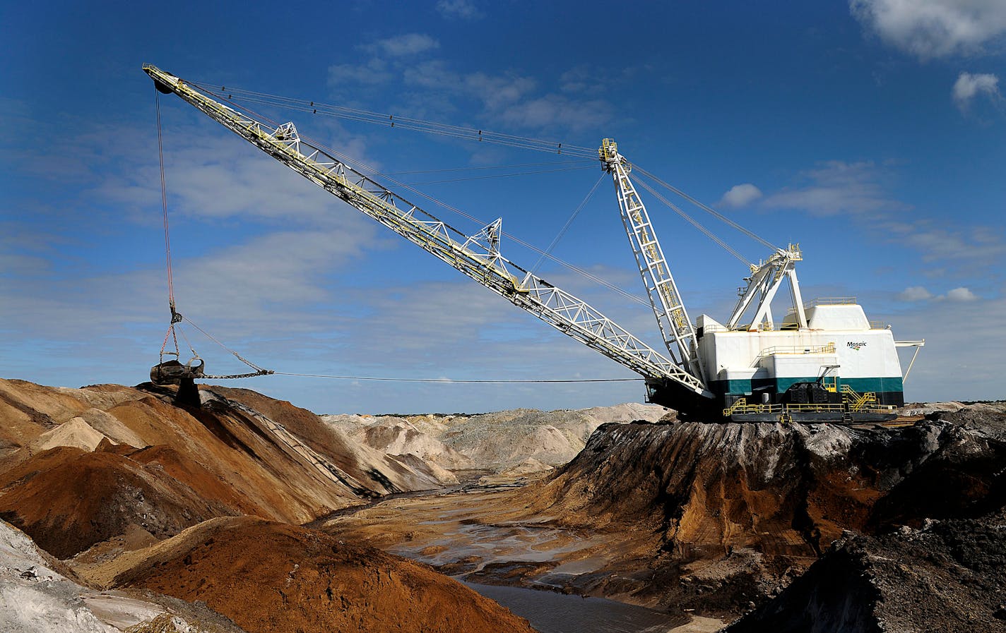 A Mosaic Co. dragline carves out phosphate matrix in Tampa, Fla.