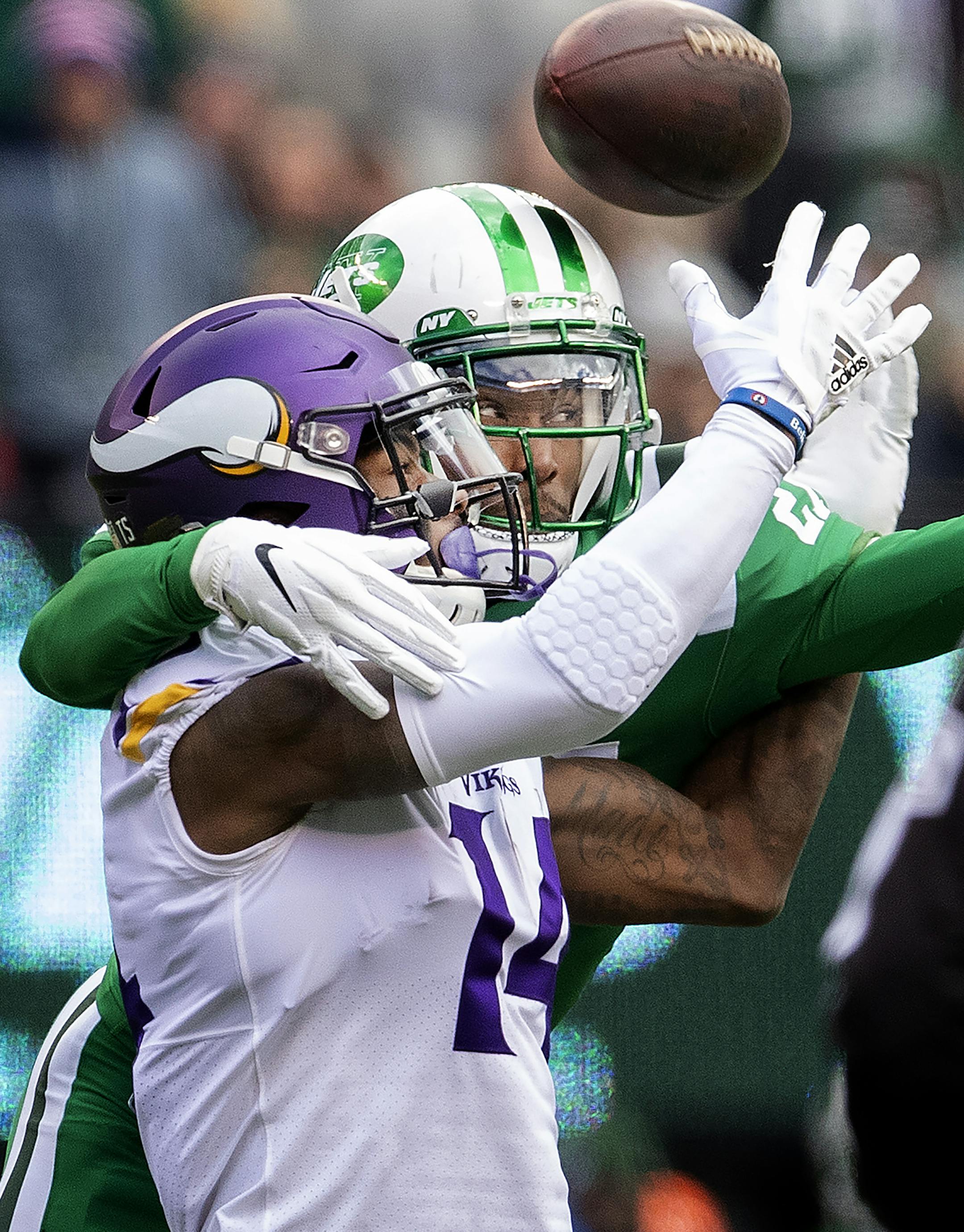 Darryl Roberts (27) broke up a pass intended for Stefon Diggs in the first quarter. ] CARLOS GONZALEZ ï cgonzalez@startribune.com ñ October 21, 2018, East Rutherford, NJ, MetLife Stadium, NFL, Minnesota Vikings vs. New York Jets