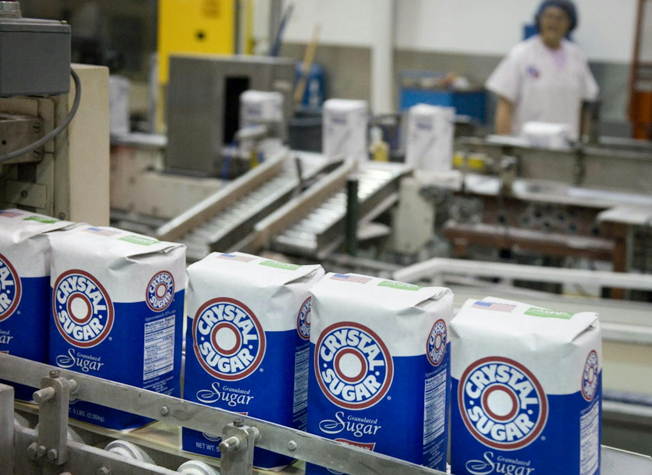 GLEN STUBBE • gstubbe@startribune.com -- Monday, October 11, 2011 -- Moorhead, MN -- ] Five-pound bags of table sugar from beets are filled at American Crystal Sugar Company in Moorhead. ORG XMIT: MIN2013012517052181