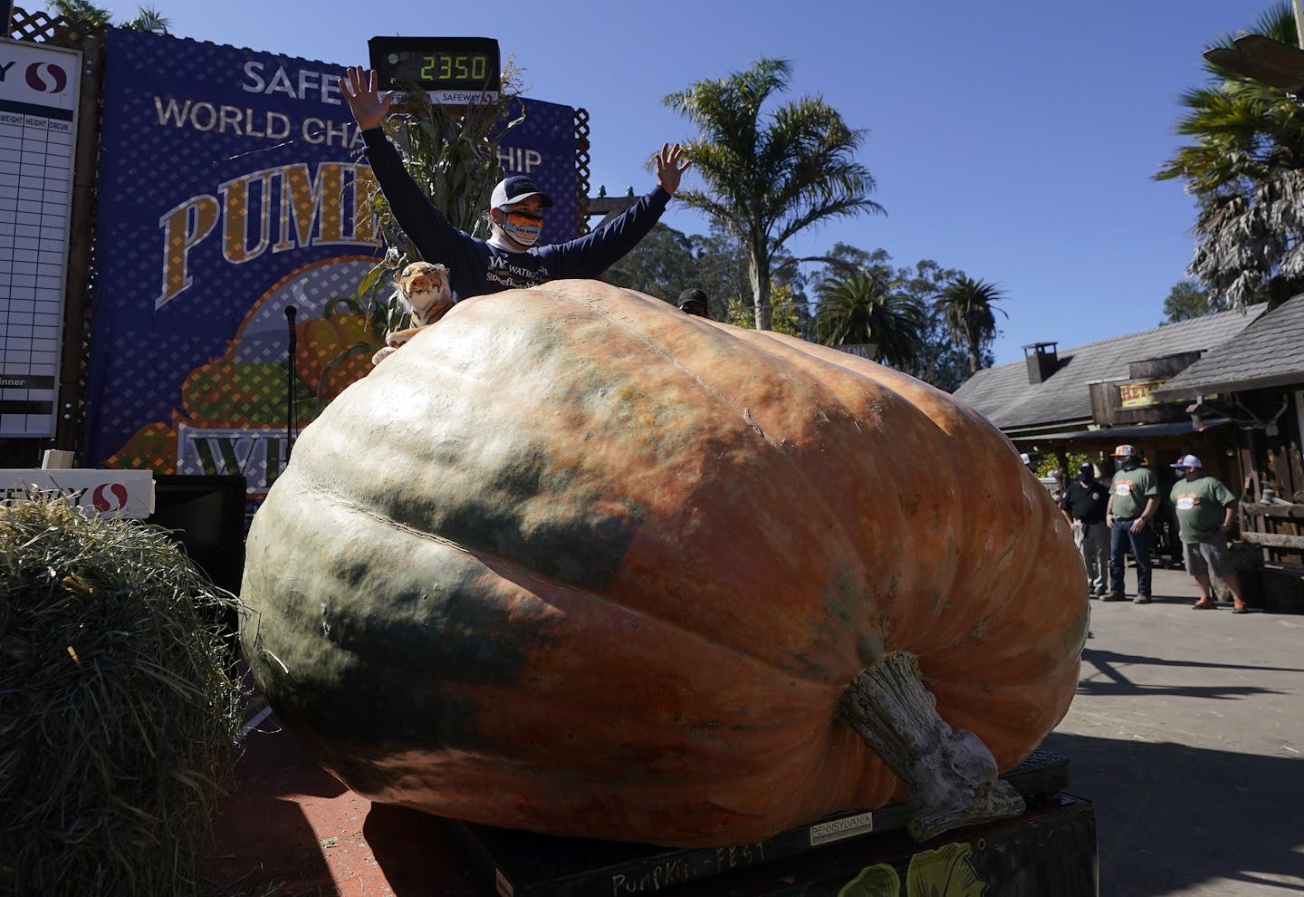 Anoka Man Wins World Championship In California With His Giant Pumpkin