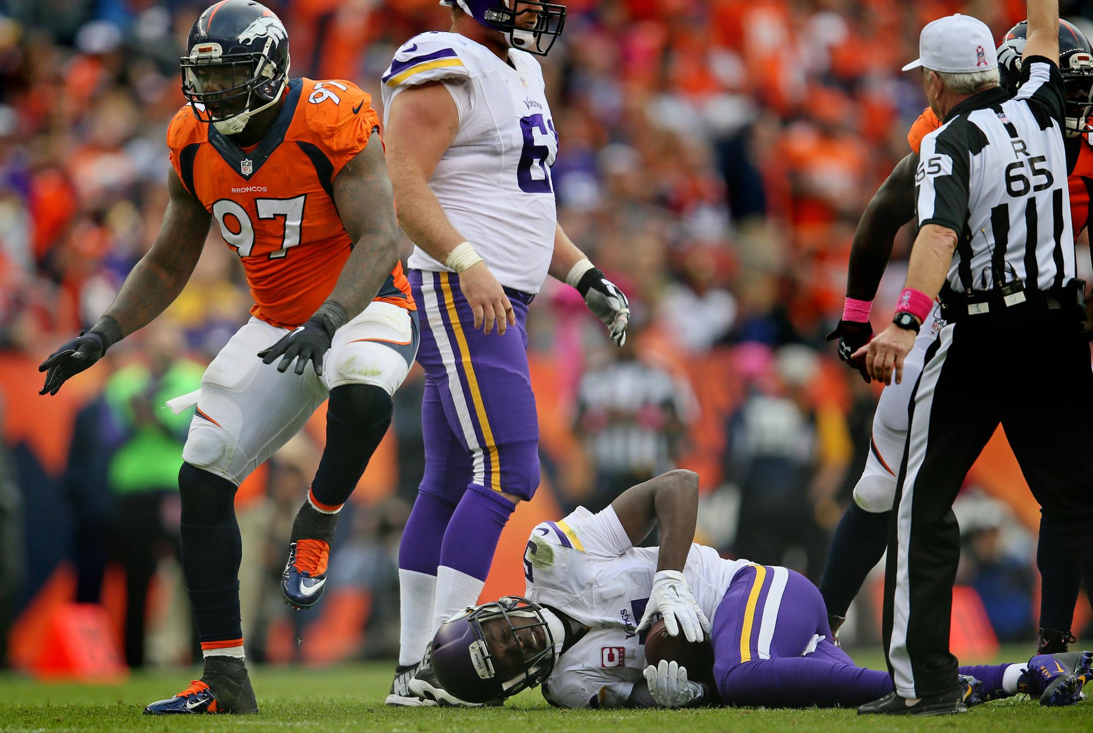 Bronco's Malik Jackson celebrates a sack on Vikings quarterback Teddy Bridgewater in the 4th quarter. ] Minnesota Vikings vs Denver Broncos, Sports Authority Field at Mile High Stadium. Brian.Peterson@startribune.com Denver, CO - 10/04/2015